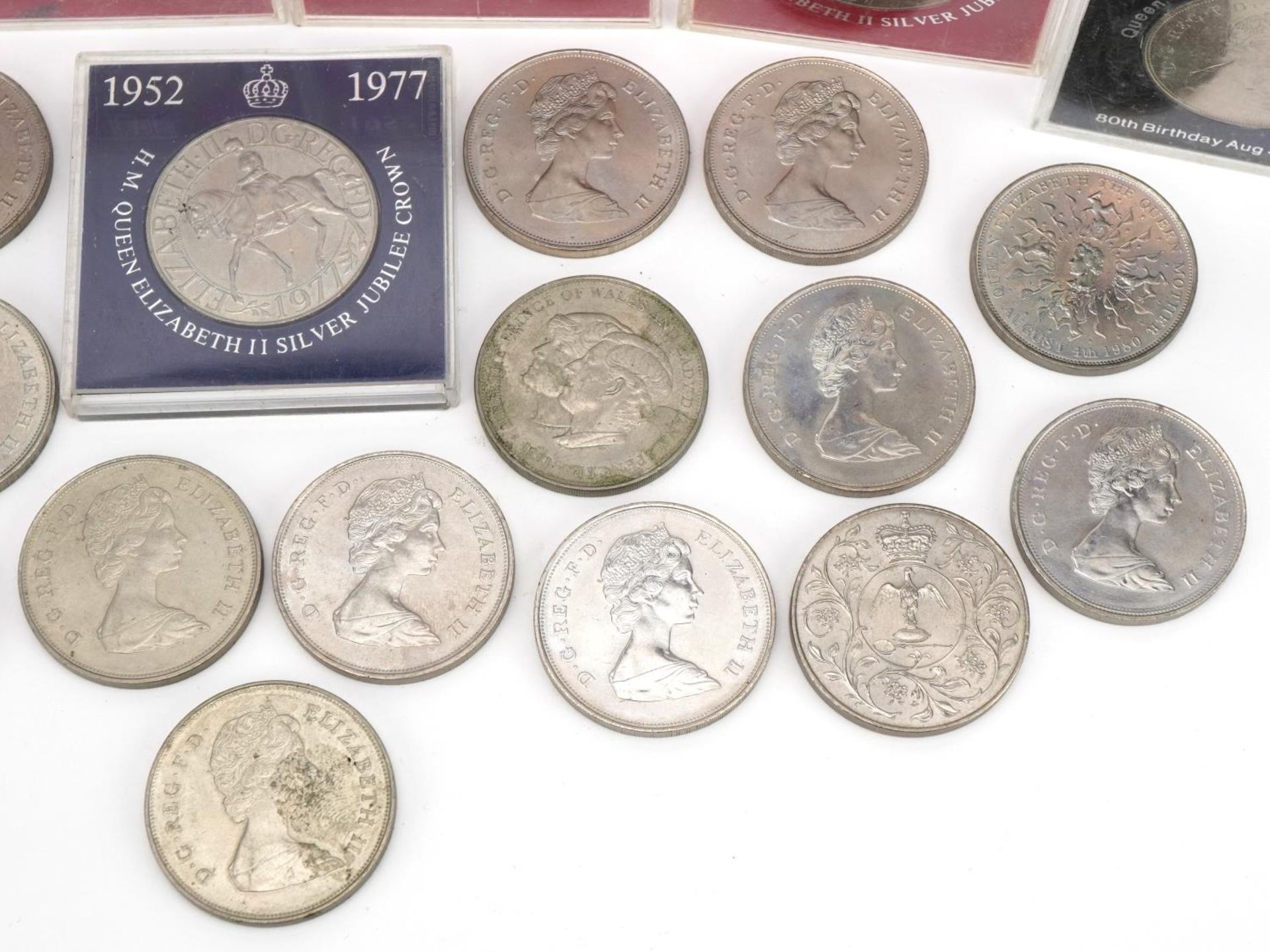 Collection of British commemorative crowns, some with cases including Elizabeth II Silver Jubilee - Image 5 of 5