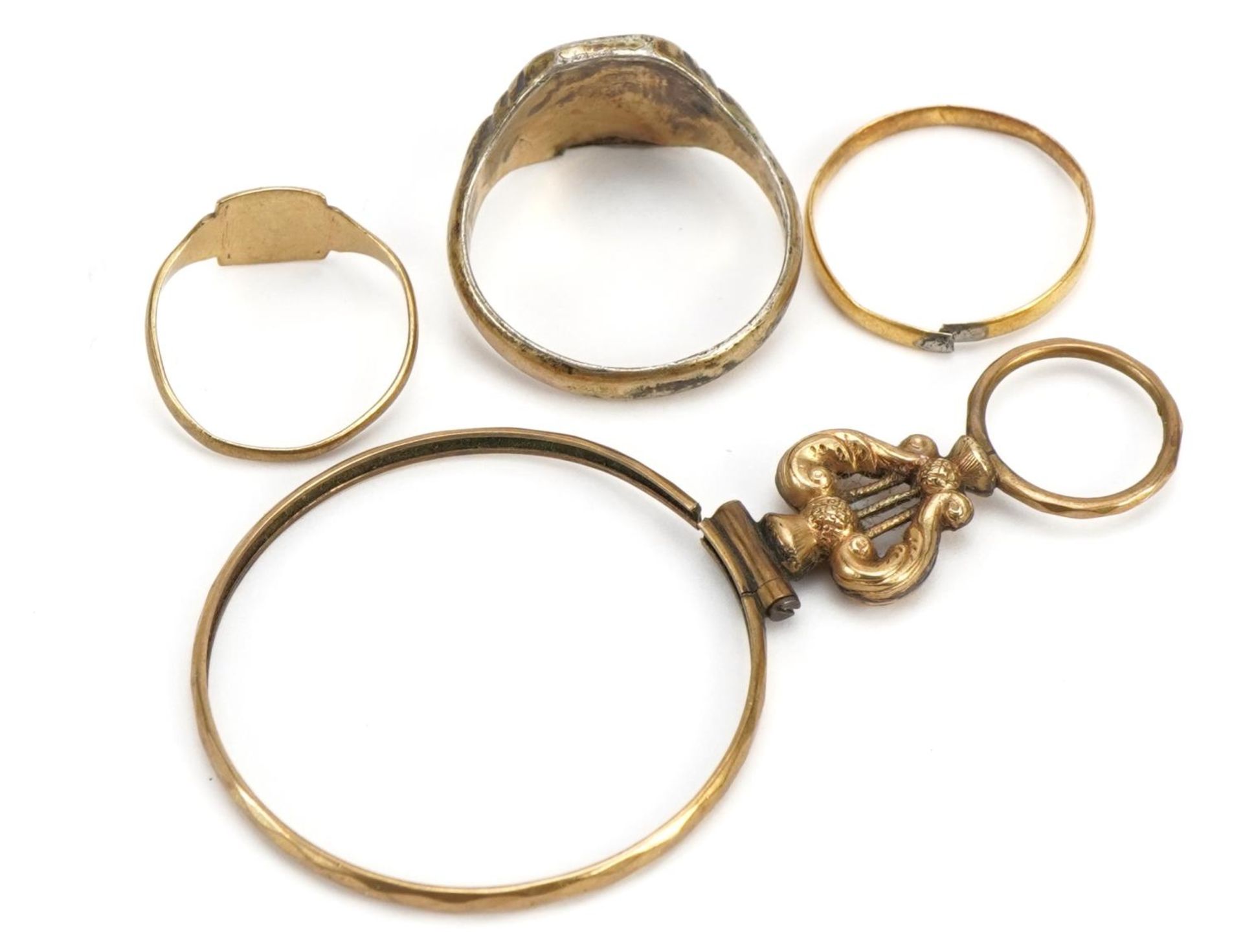 Antique and later jewellery and objects comprising a 22ct gold wedding band 1.0g, 9ct gold signet - Bild 4 aus 5
