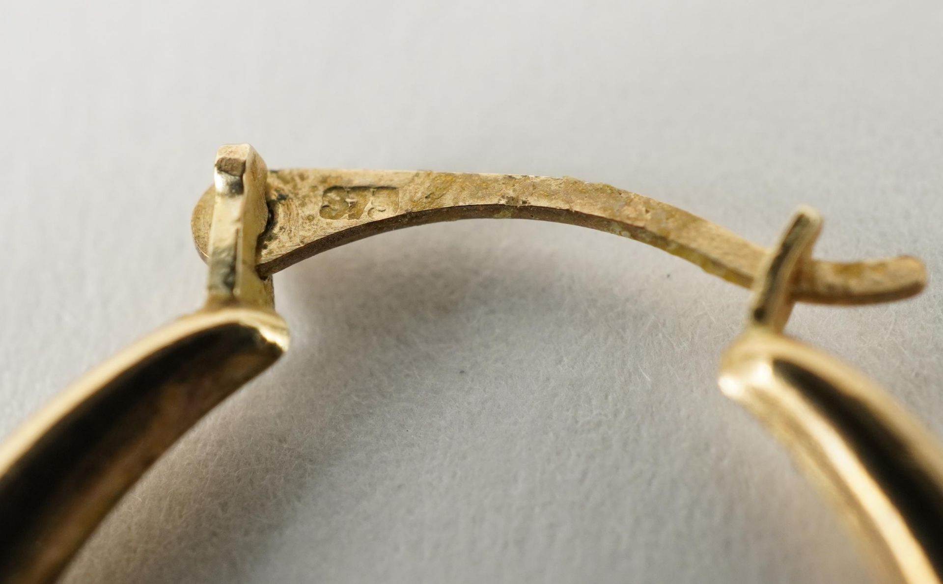 Pair of 9ct gold Claddagh design hoop earrings, 2.0cm in diameter, 1.0g - Bild 3 aus 3