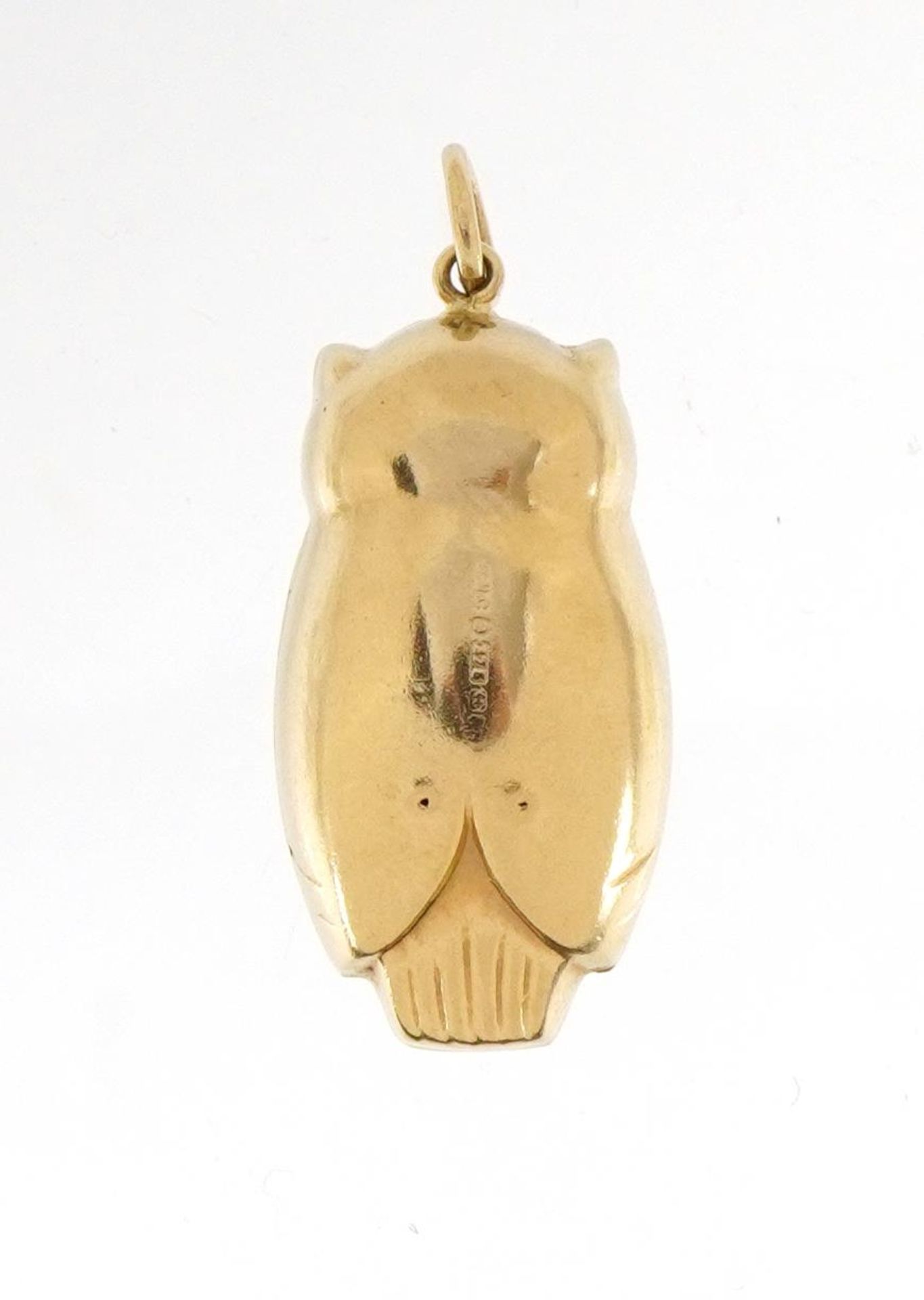 9ct gold owl charm with one eye set with a green stone, 2.5cm high, 1.7g - Image 2 of 3