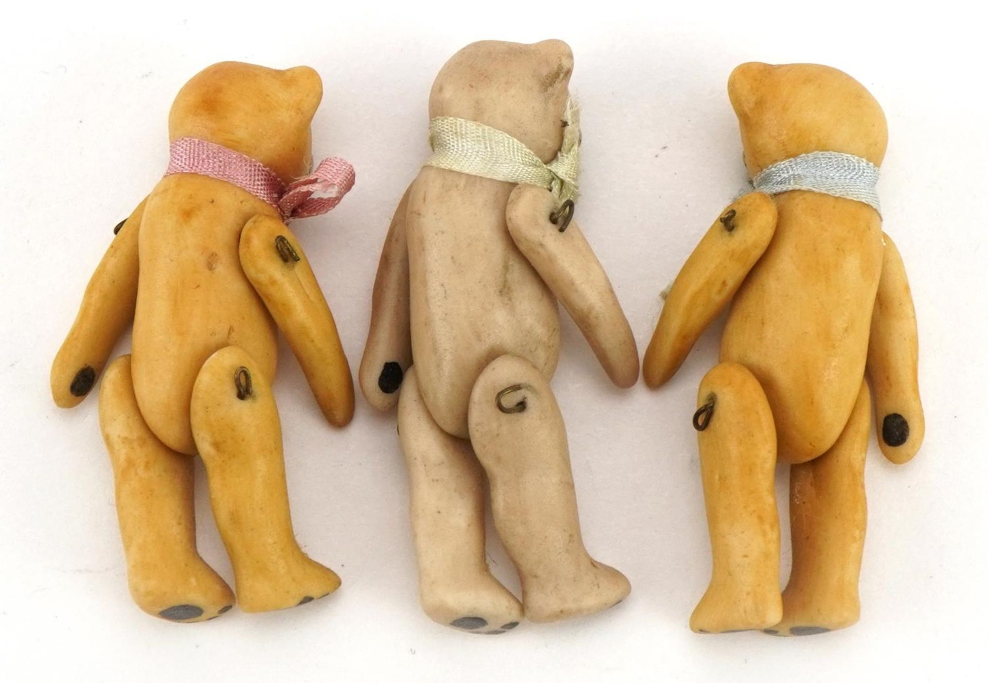 Three miniature bisque teddy bears with jointed limbs in the manner of Hertwig, each 3.7cm high - Bild 2 aus 2