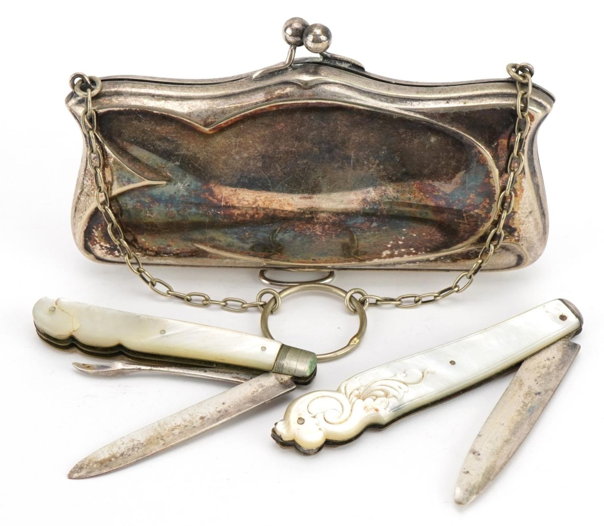 Two Victorian and later silver and mother of pearl flanked folding pocket knives and a silver plated - Bild 3 aus 3