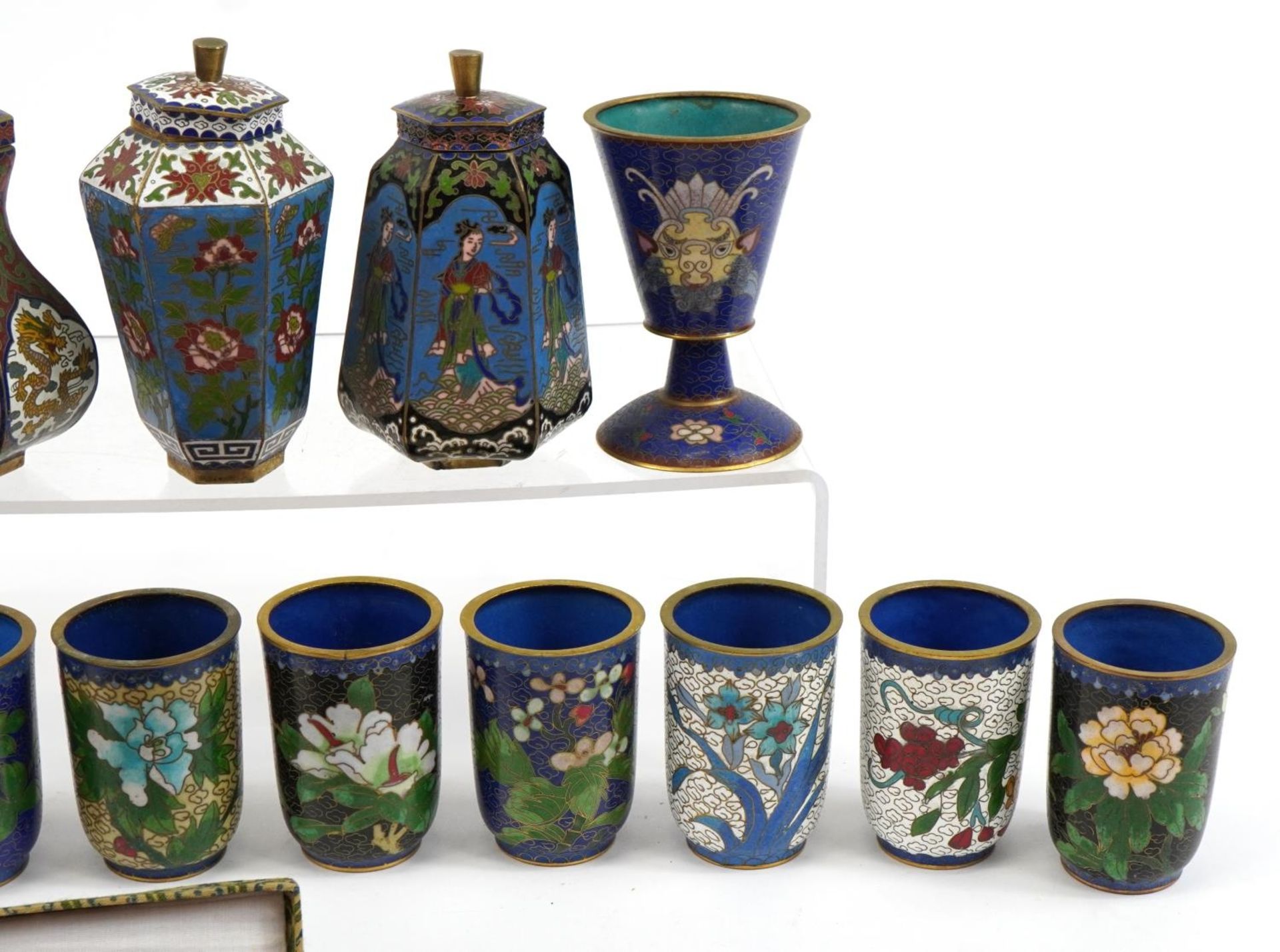 Collection of Chinese metal cloisonne objects including vases, pens, cutlery and folding spectacles, - Bild 3 aus 5