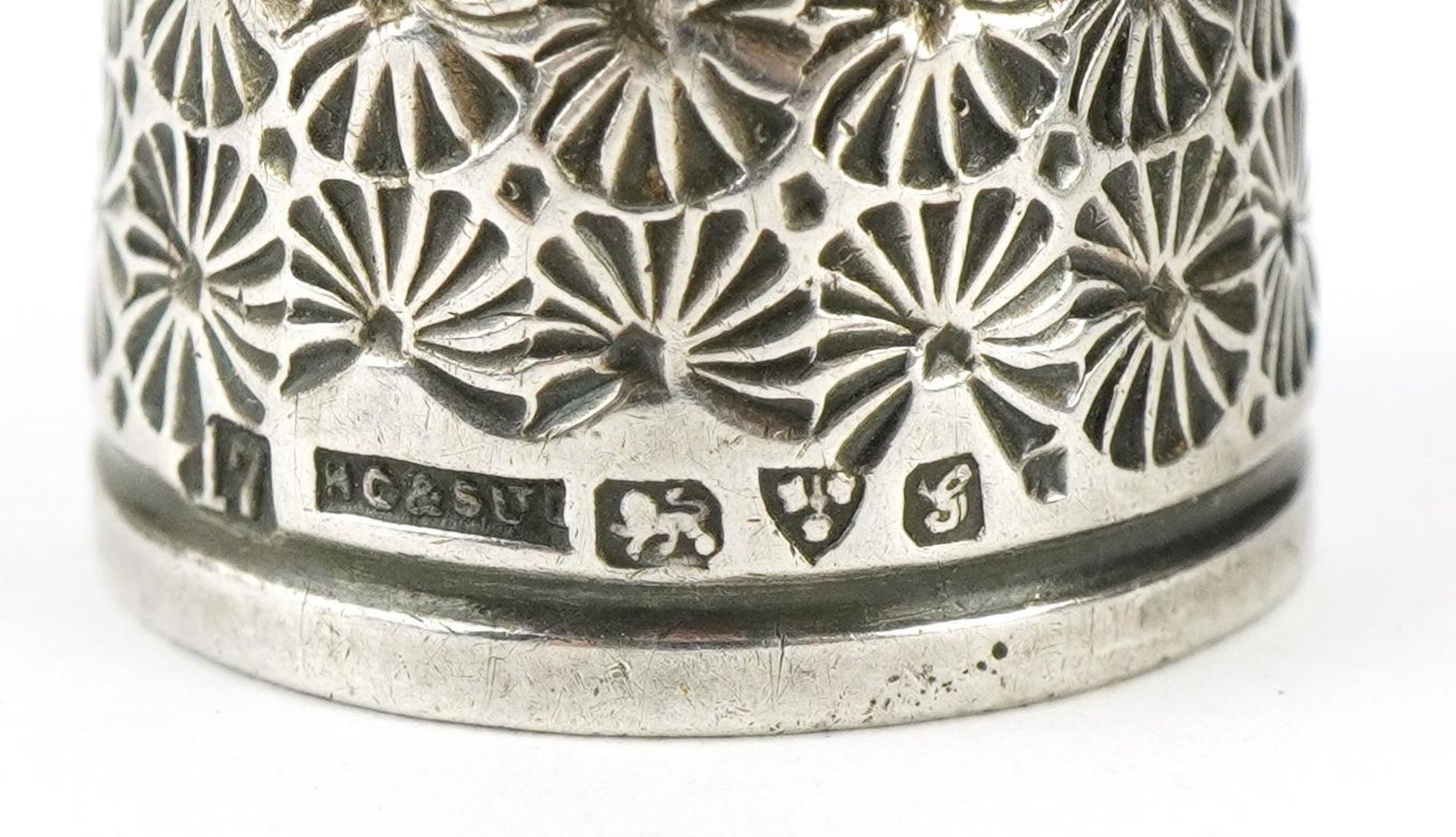 Antique and later objects including two silver thimbles, one with enamelled decoration, silver - Bild 5 aus 6