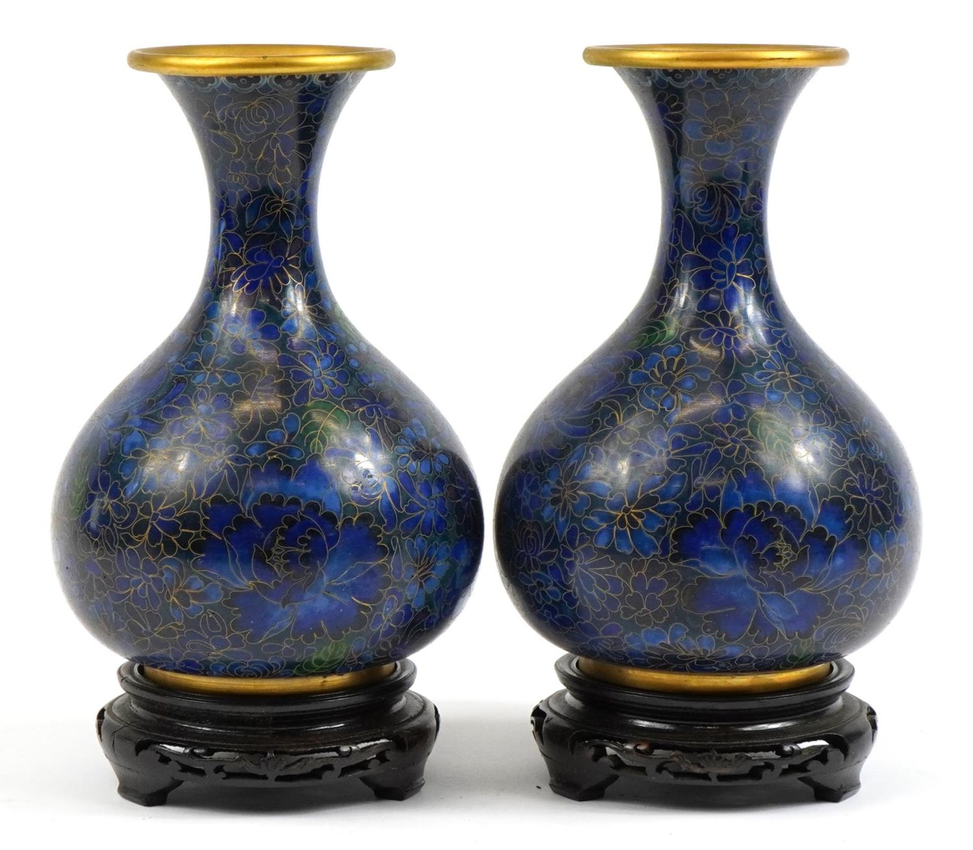 Pair of Chinese cloisonne vases with hardwood stands and box, each vase enamelled with flowers, each - Bild 2 aus 6