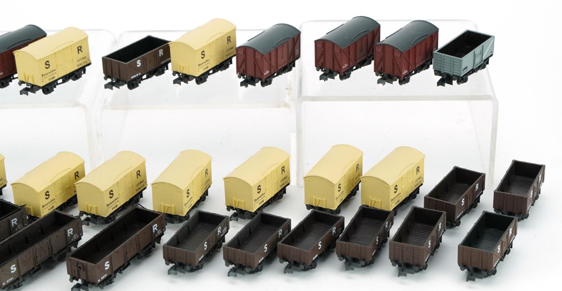 Thirty Peco N gauge model railway wagons - Bild 3 aus 3