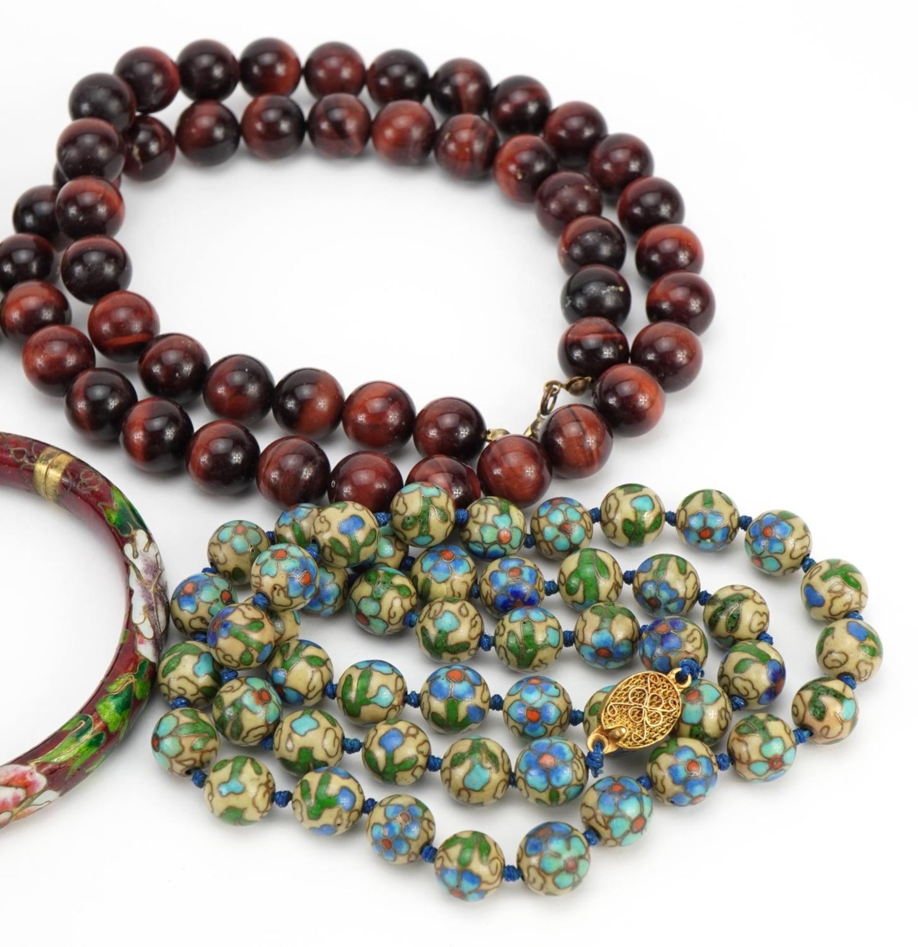 Two Chinese cloisonne bead necklaces, two tiger's eye bead necklaces and a cloisonne bangle - Bild 3 aus 3