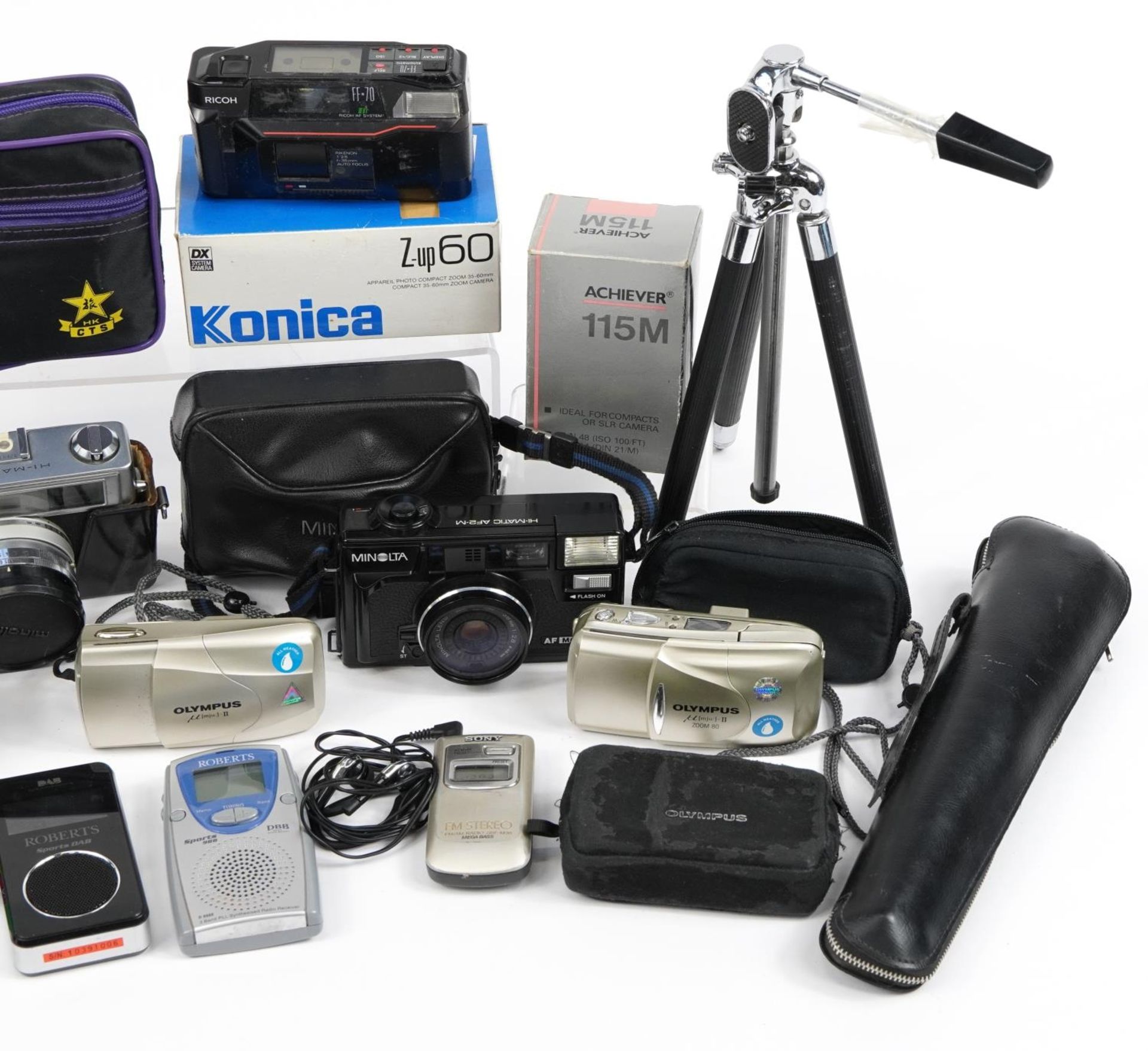 Vintage and later cameras, accessories and radios including Minolta and Roberts - Image 3 of 3