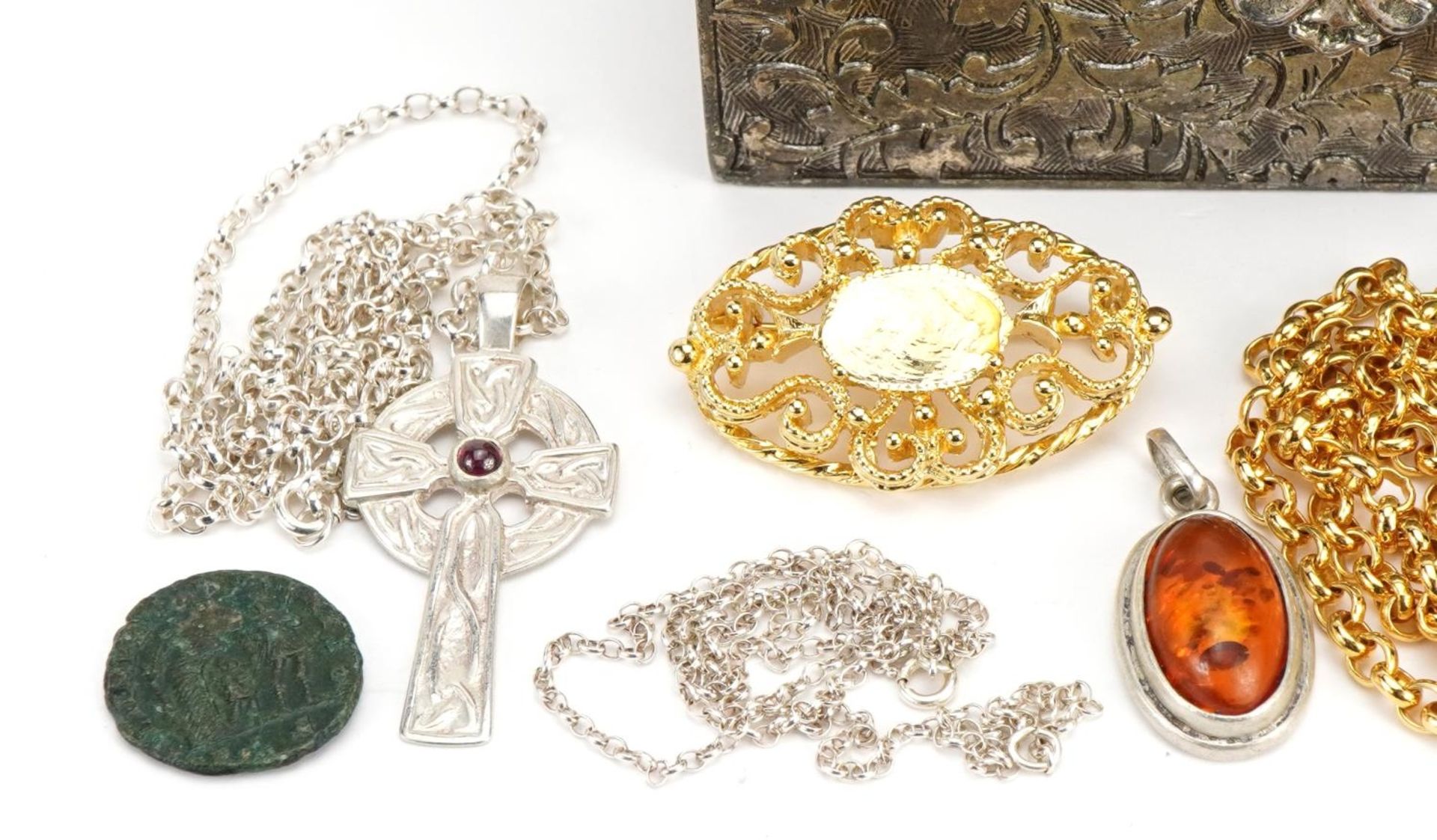 Costume jewellery, some silver and two antique coins housed in a white metal jewel box, 10.5cm wide - Bild 2 aus 4