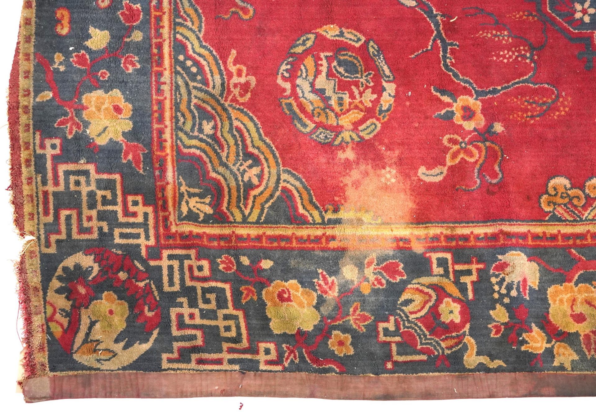 Rectangular Chinese red and blue ground rug having an all over floral design, 192cm x 134cm - Bild 4 aus 6