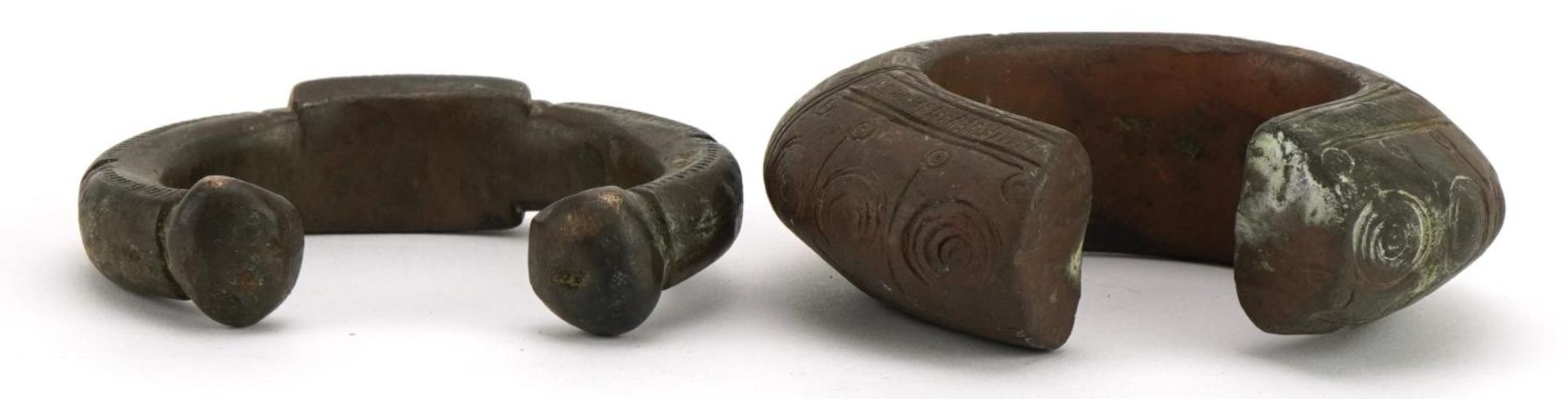 Two Middle Eastern bronze slave bangles with incised decoration, the largest 10cm wide - Bild 2 aus 3