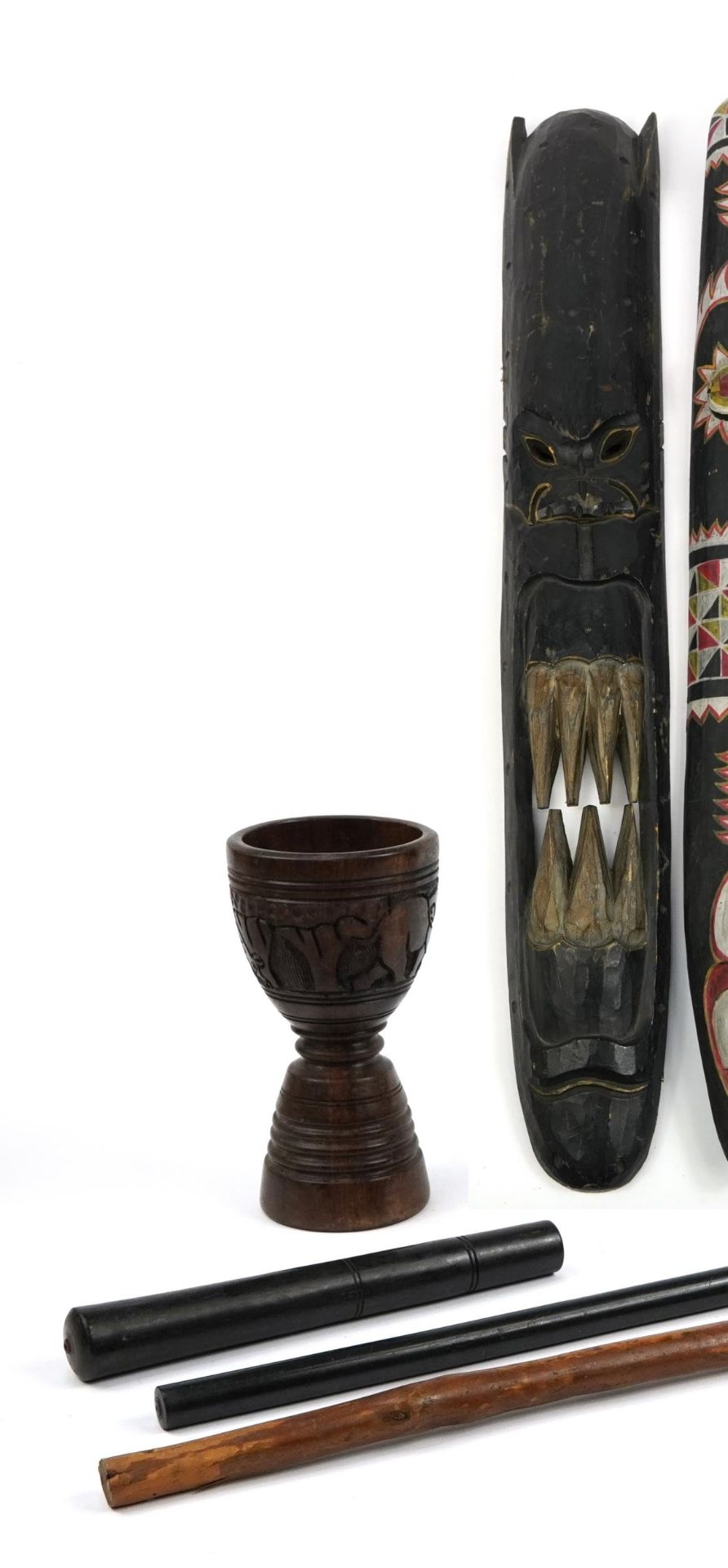 African and tribal carved wood items including two large hand painted wall masks and ebony - Bild 2 aus 3