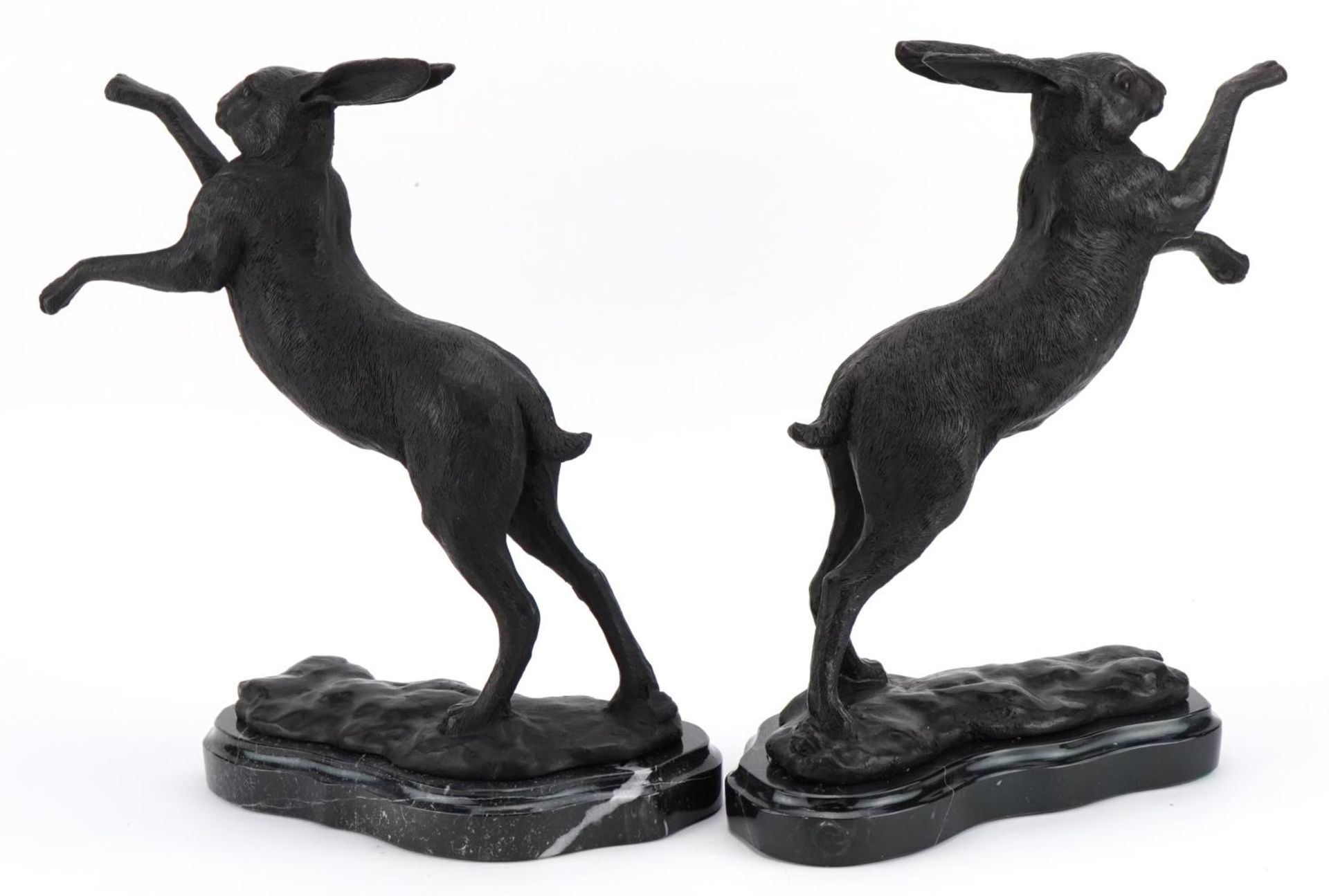 Pair of patinated bronze boxing hares raised on marble bases, each 30cm high - Bild 2 aus 3