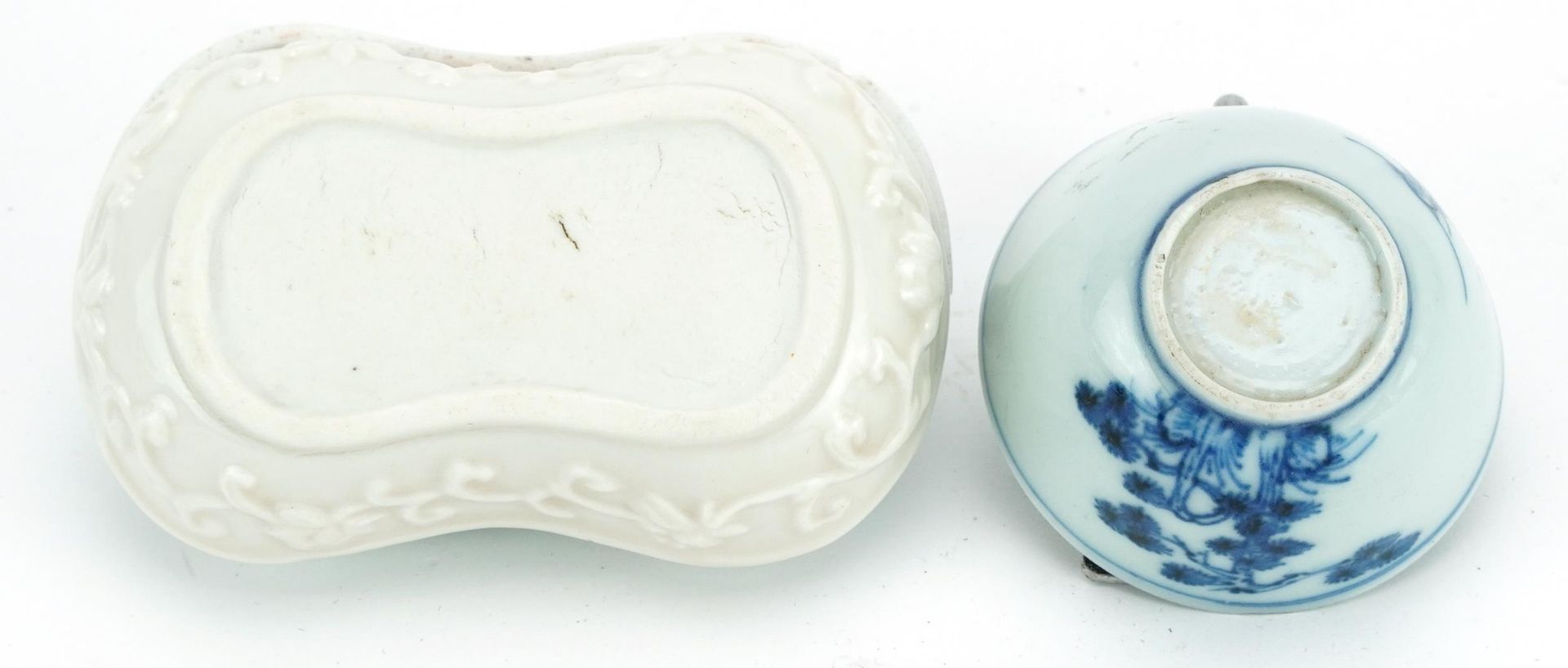 Chinese porcelain box and cover with twin divisional interior and a blue and white porcelain tea - Bild 3 aus 3