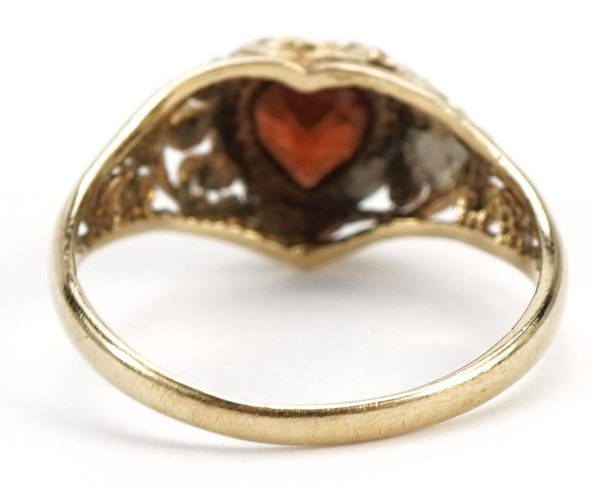 9ct gold garnet love heart ring with pierced shoulders, size I/J, 1.4g - Bild 2 aus 4