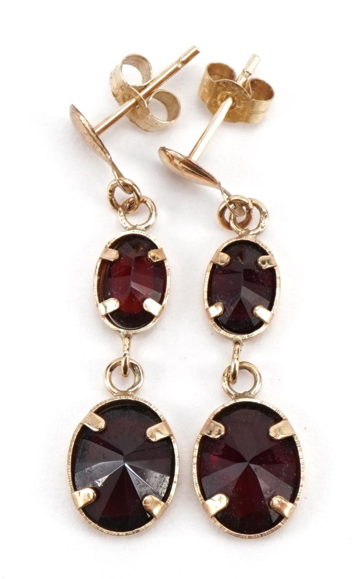 Pair of unmarked gold garnet drop earrings, 3.1cm high, 1.4g - Bild 2 aus 2