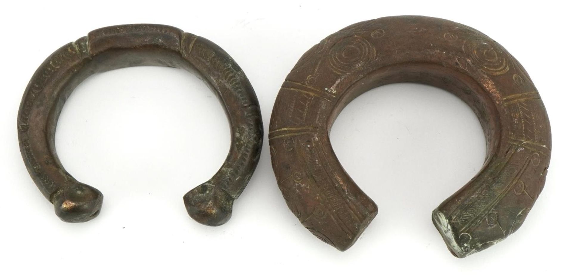 Two Middle Eastern bronze slave bangles with incised decoration, the largest 10cm wide - Bild 3 aus 3