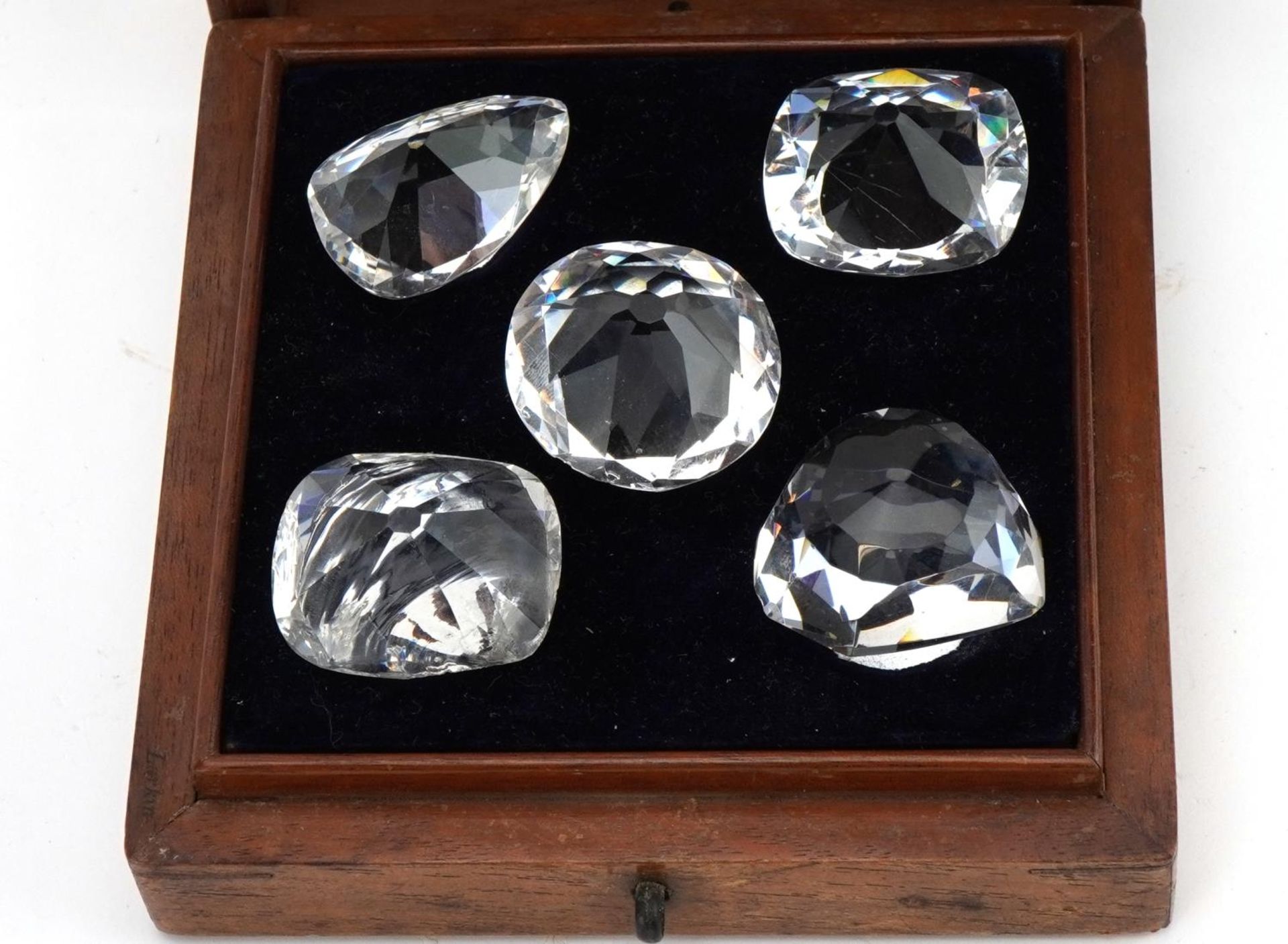 Mahogany cased set of five replica diamonds including Koh I Noor and Pitt, 6cm H x 12.5cm W x 12.5cm - Bild 3 aus 4