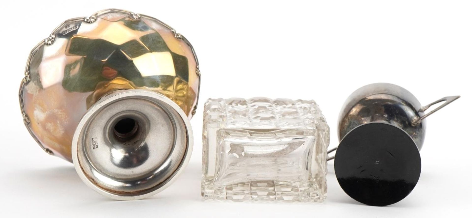 Silver objects comprising a pedestal bonbon dish, miniature twin handled trophy and cut glass - Bild 4 aus 4