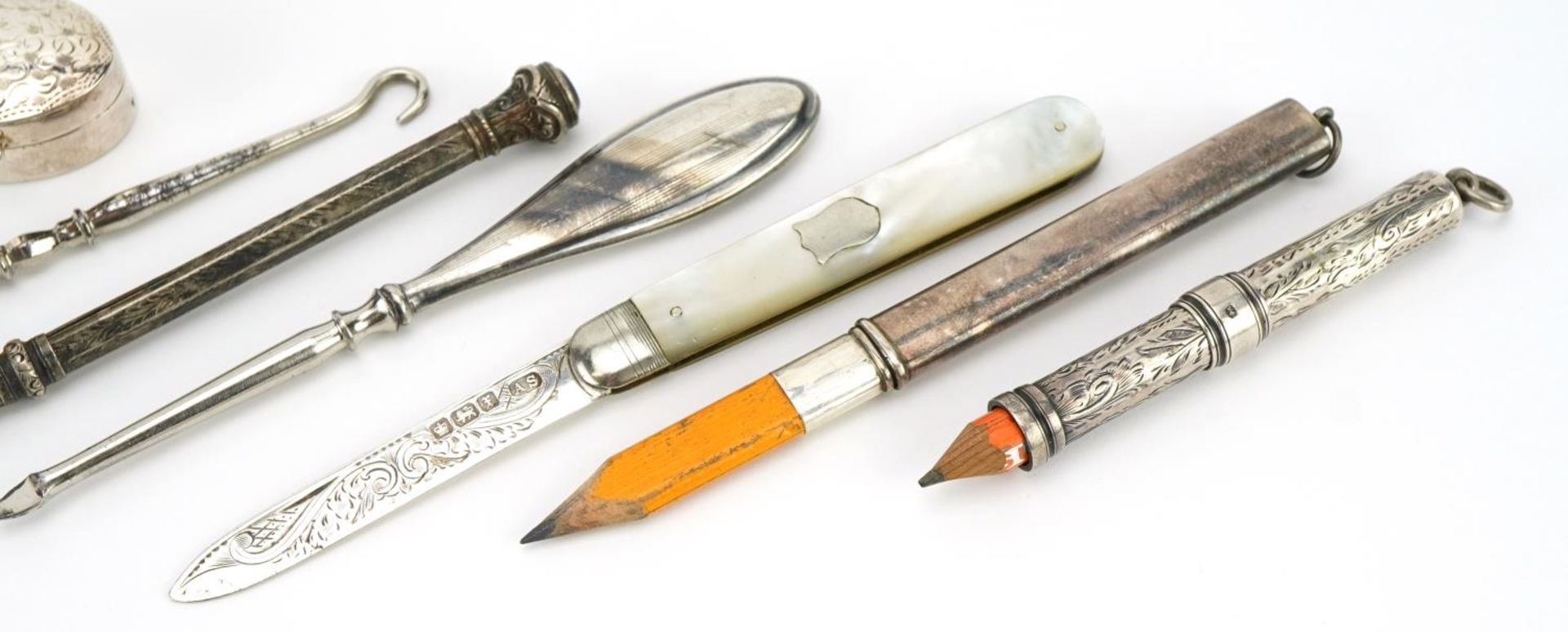 Silver objects including propelling pencils, ARP badge and a silver and mother of pearl folding - Bild 3 aus 4