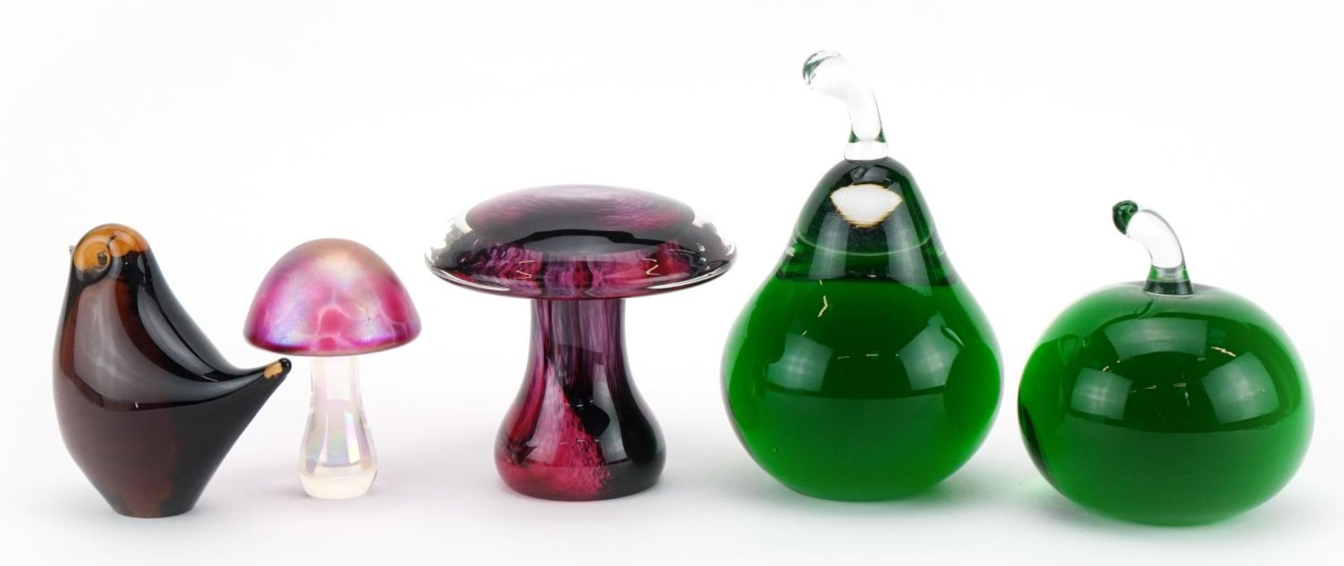 Three naturalistic paperweights including mushrooms, apple and a bird, the largest 13cm high - Bild 2 aus 3