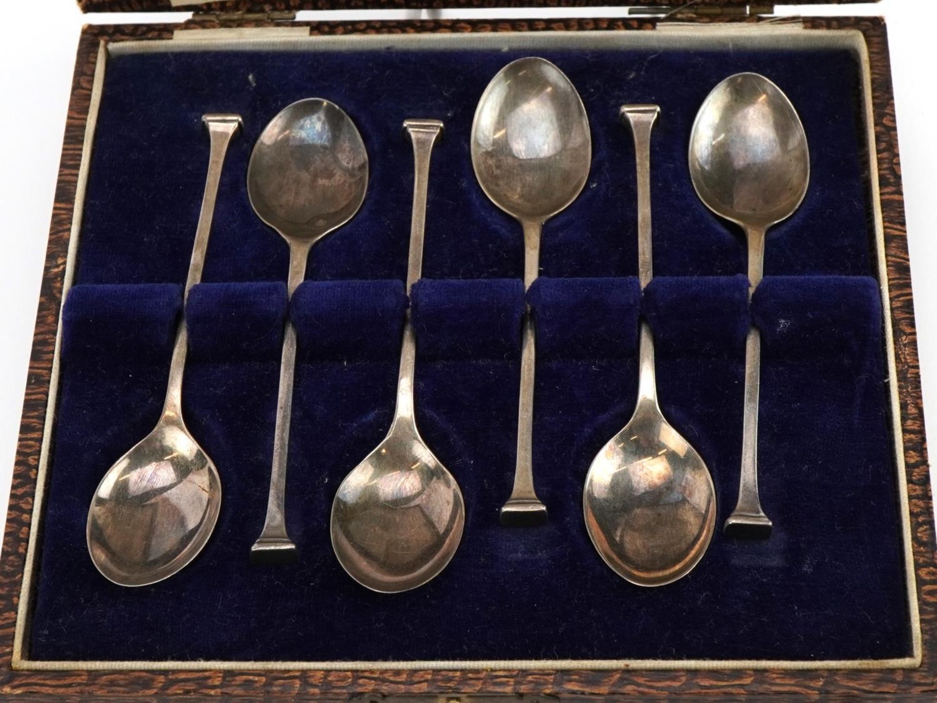 Henry Williamson Ltd, set of six George V silver teaspoons housed in a fitted silk lined case, - Bild 2 aus 4