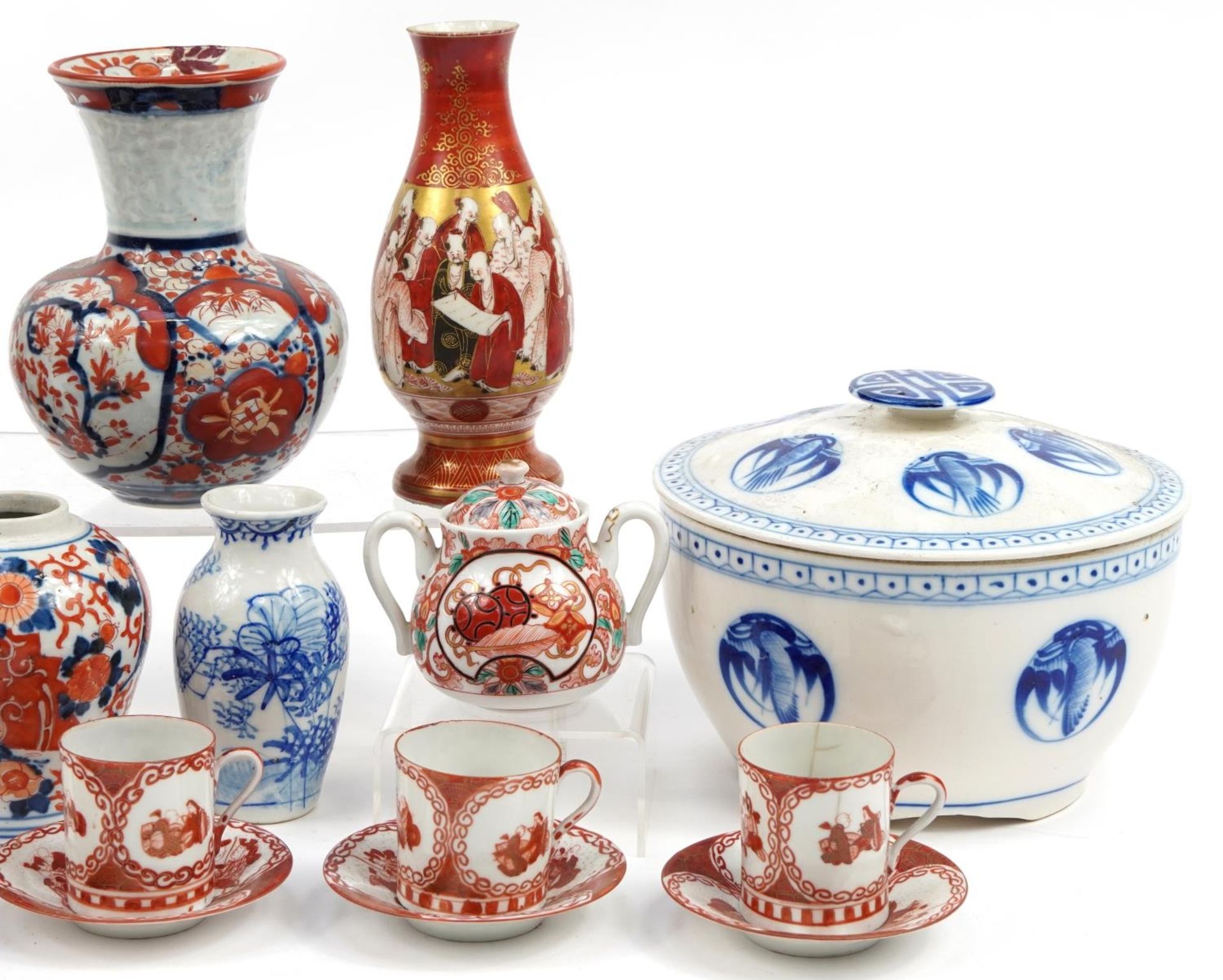Japanese porcelain including Kutani coffee cans and Imari vases, the largest 22cm in diameter - Bild 3 aus 3