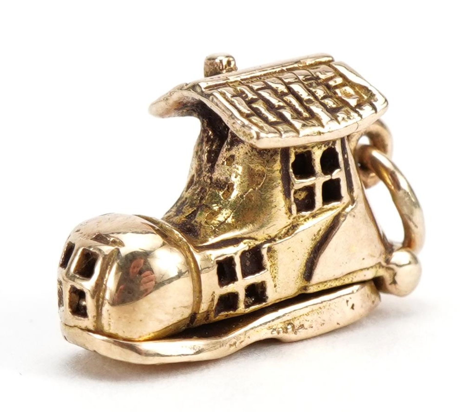 9ct gold shoe charm opening to reveal enamelled figures, 1.5cm wide, 2.7g - Bild 2 aus 3