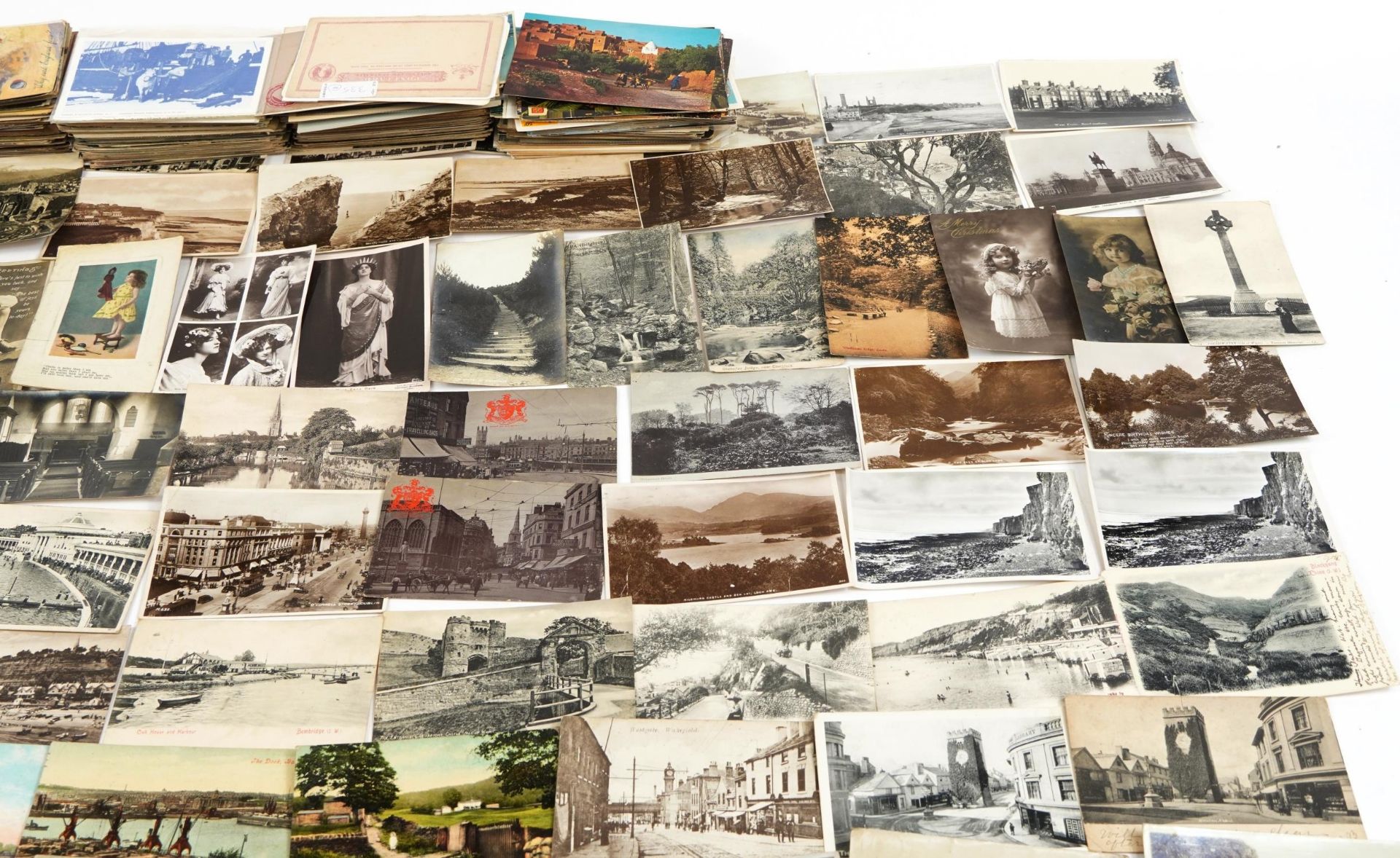Large collection of interesting period postcards, some photographic - Bild 3 aus 5