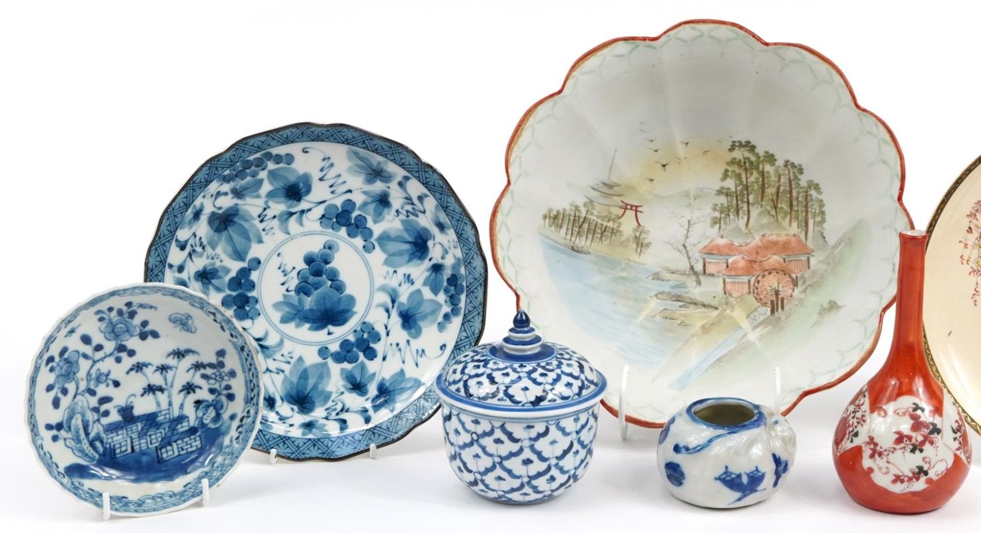 Chinese and Japanese ceramics including a pair of blue and white dishes hand painted with flowers - Bild 2 aus 3