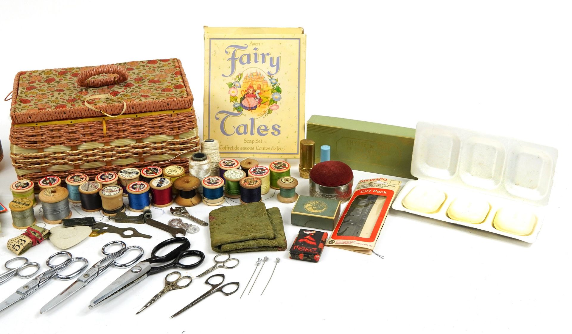 Vintage vanity and sewing items including Van Cleef and Arples soap and two musical powder pots - Bild 3 aus 3