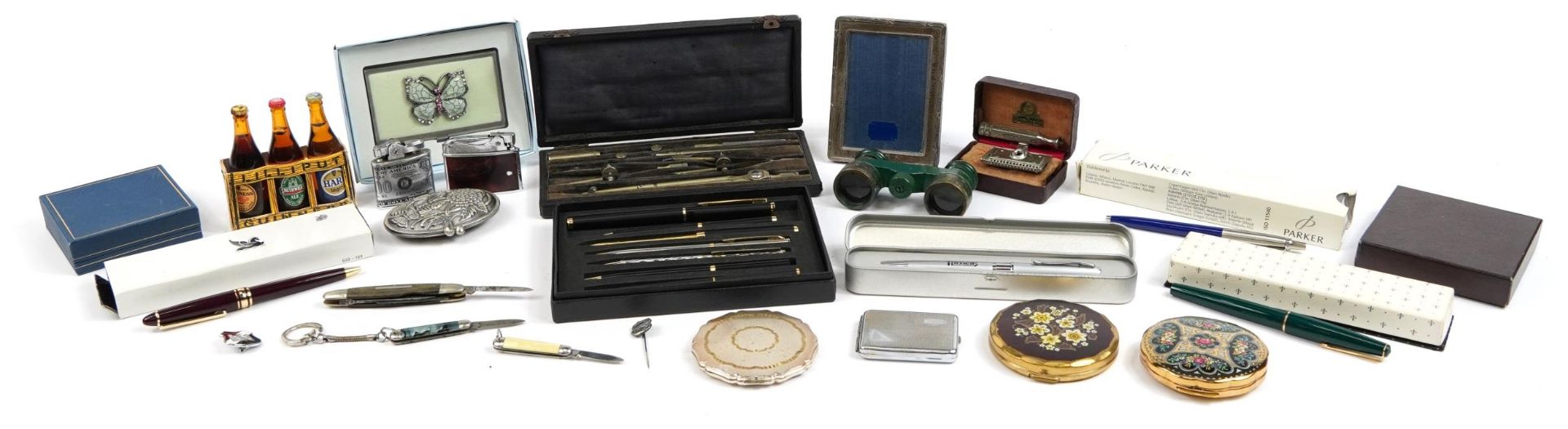 Objects including compacts, folding pocket knives, pens and a miniature silver easel photo frame - Bild 2 aus 8