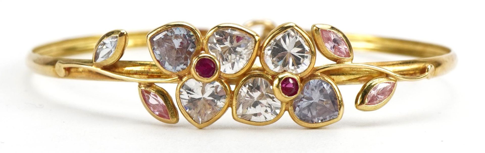 18ct gold clear, pink stone and ruby double flower head bracelet, 6cm wide, 6.2g