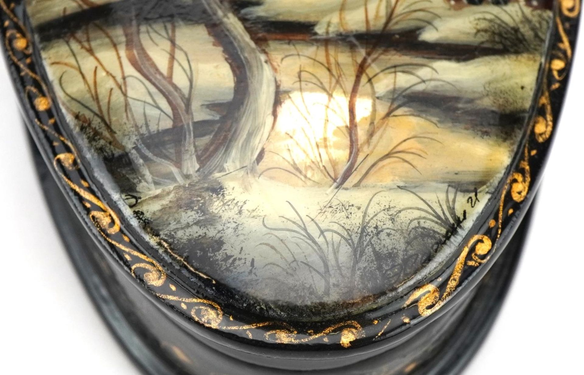 Russian lacquered box with hinged lid hand painted with a snowy landscape, 12cm in length - Image 5 of 5