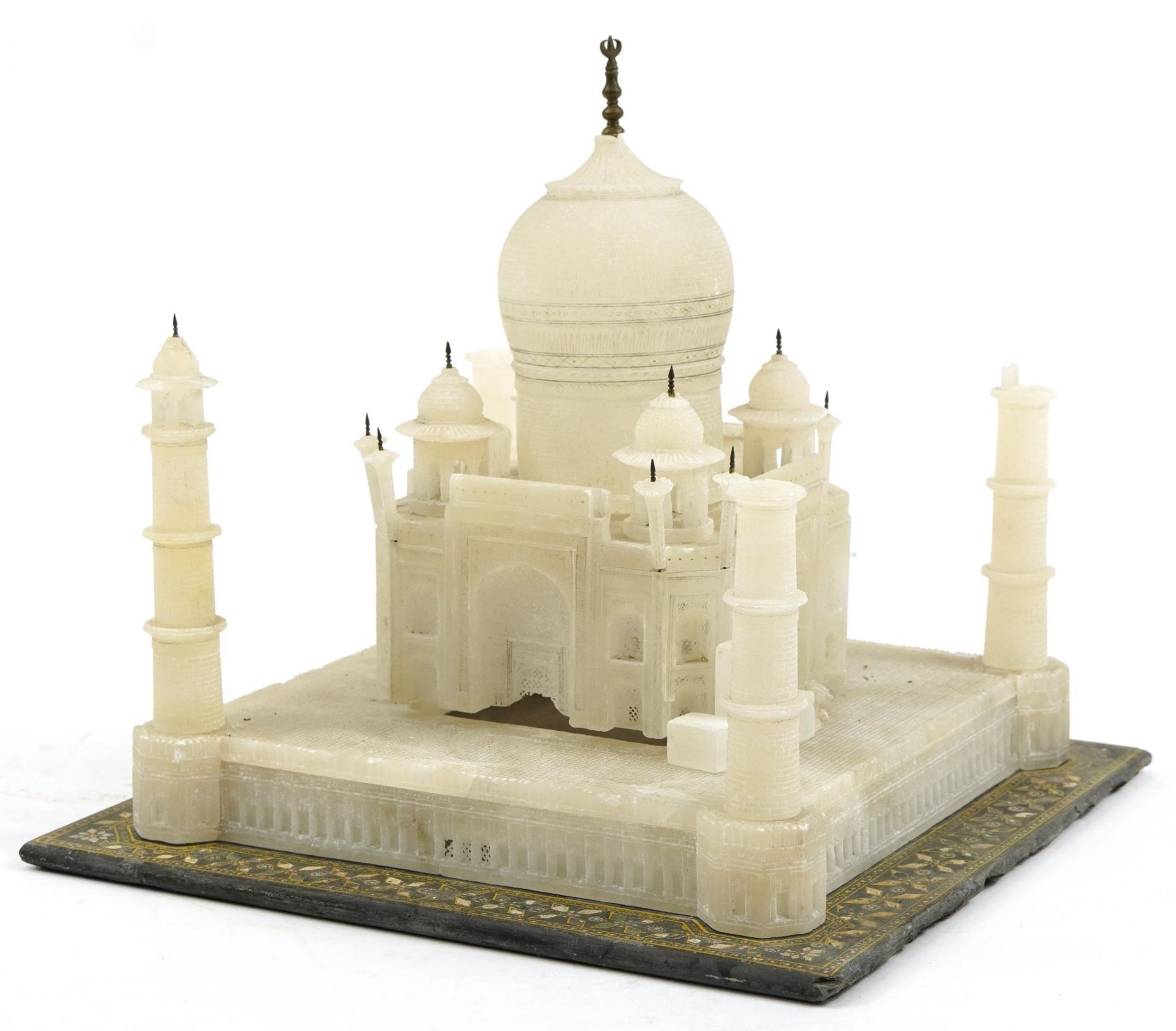 Indian alabaster carving of the Taj Mahal raised on a black slate base, the base 31cm x 31cm - Bild 2 aus 2