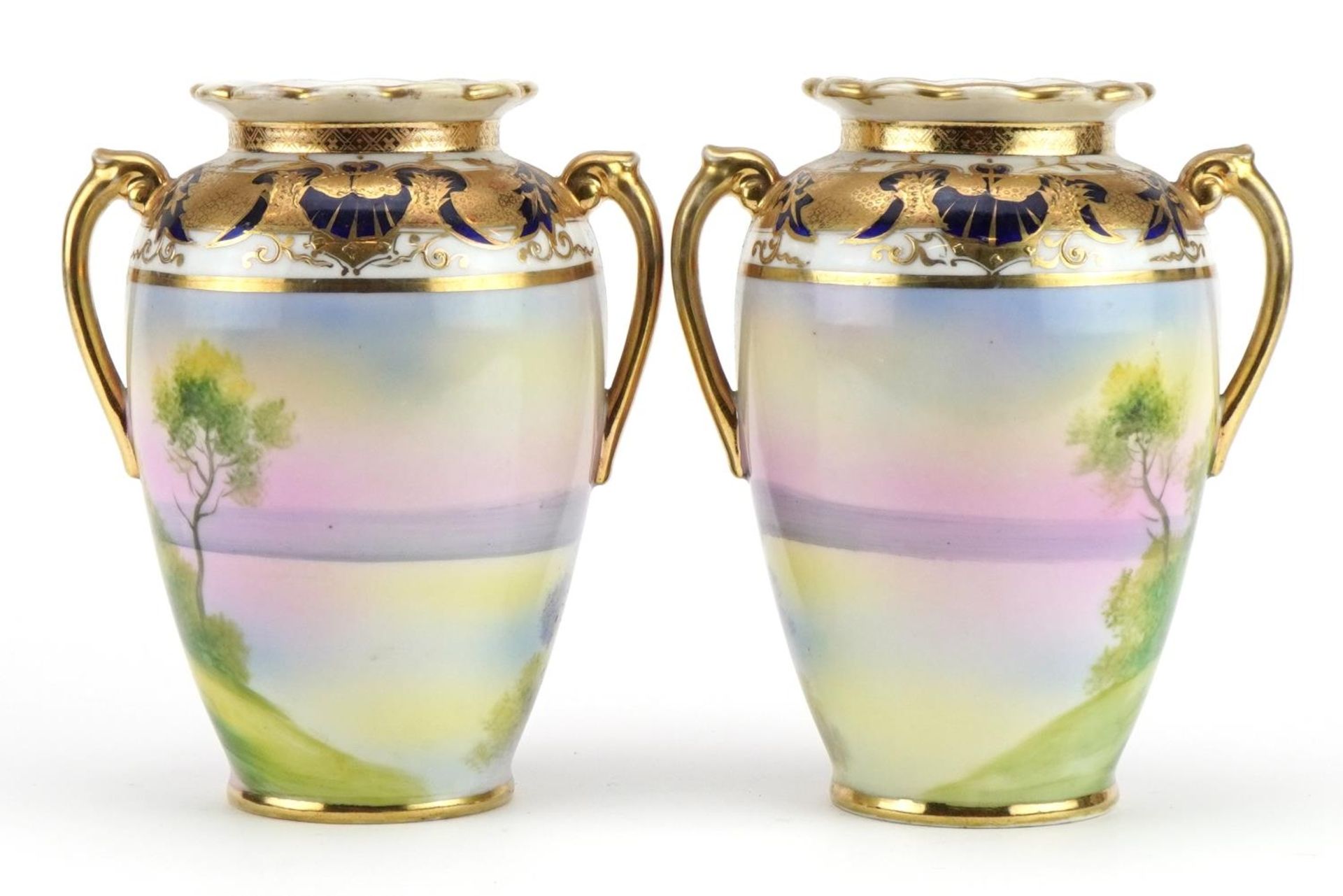 Pair of Noritake Japanese porcelain vases with twin handles, each hand painted with cottages - Bild 2 aus 4