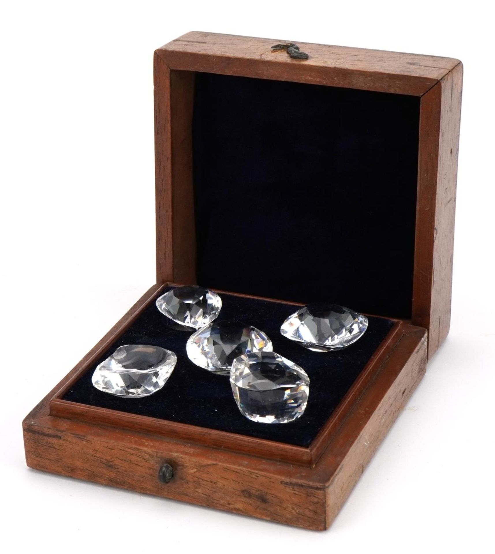 Mahogany cased set of five replica diamonds including Koh I Noor and Pitt, 6cm H x 12.5cm W x 12.5cm - Bild 2 aus 4