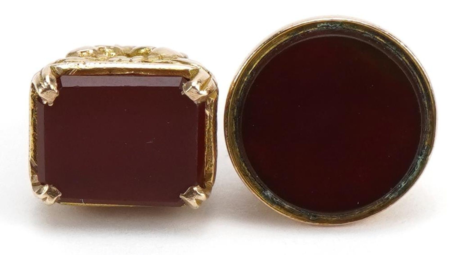 Two 9ct gold carnelian seal fobs, the largest 1.8cm high, total 6.3g - Bild 4 aus 4