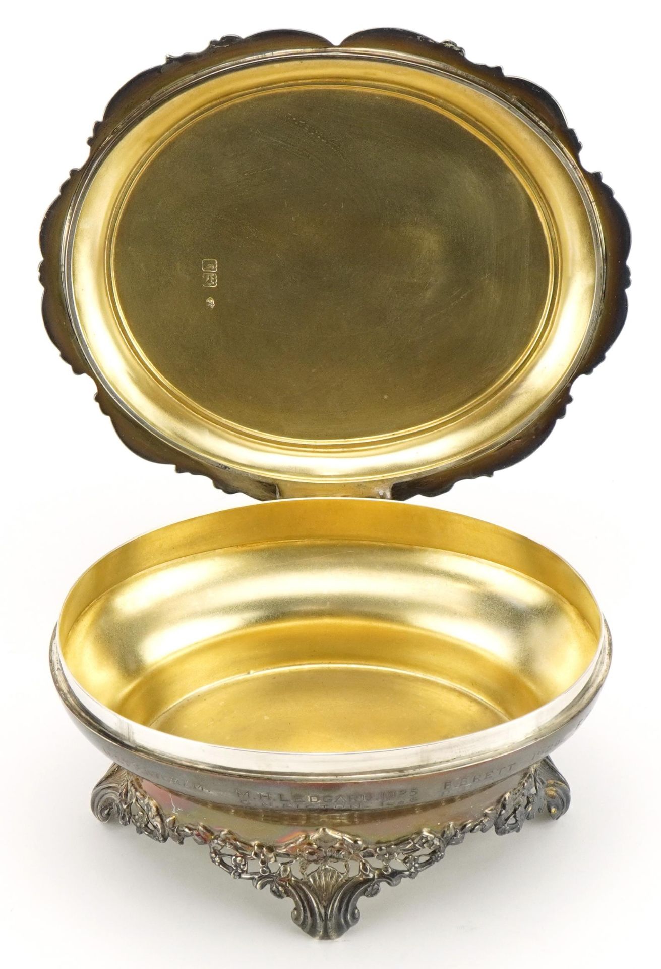 Willian Comyns, Edwardian silver casket with hinged lid and gilt interior, London 1903, 8cm H x 16. - Bild 3 aus 6