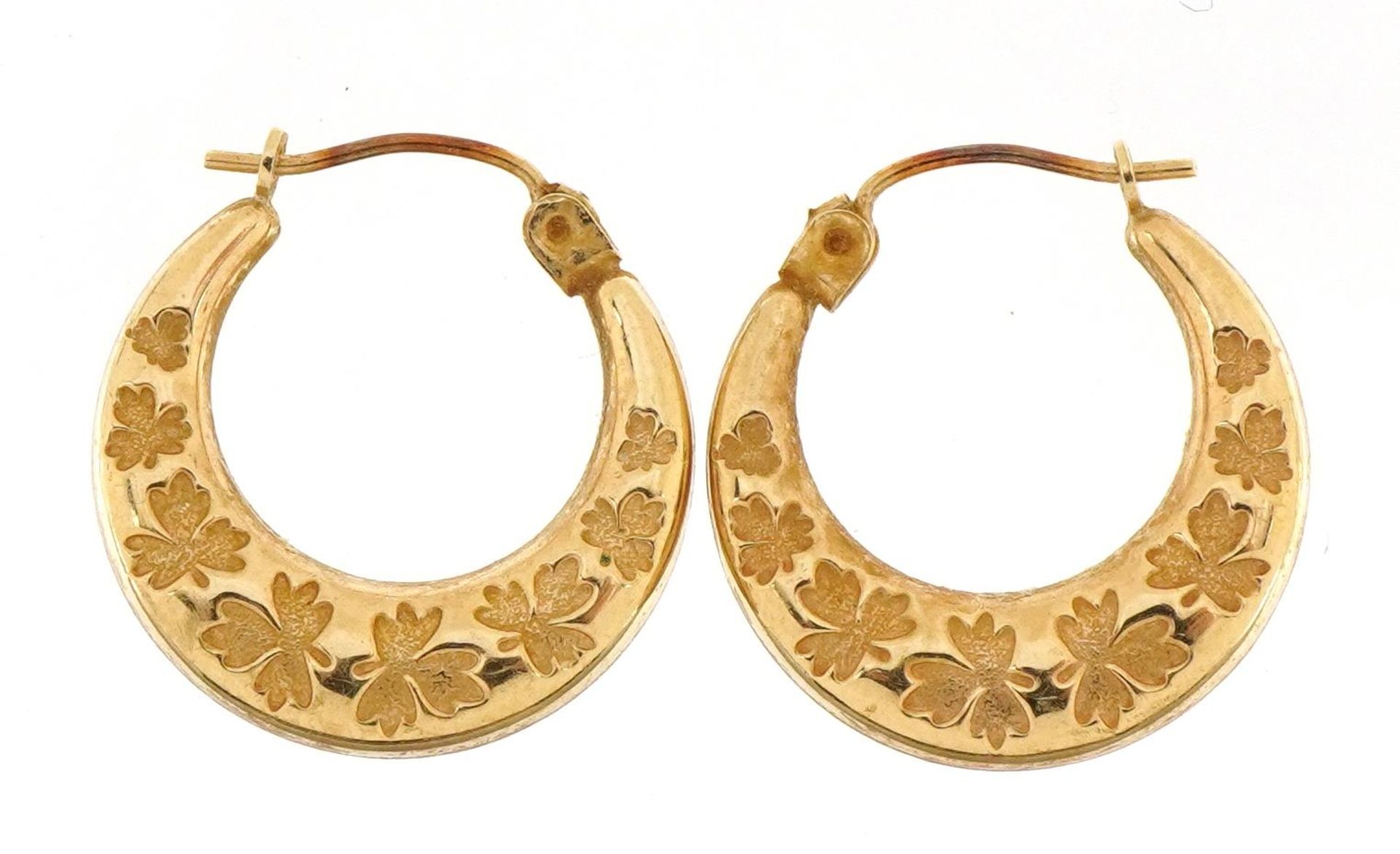 Pair of unmarked 9ct gold hoop earrings engraved with leaves, 1.8cm in diameter, 1.0g - Bild 2 aus 2