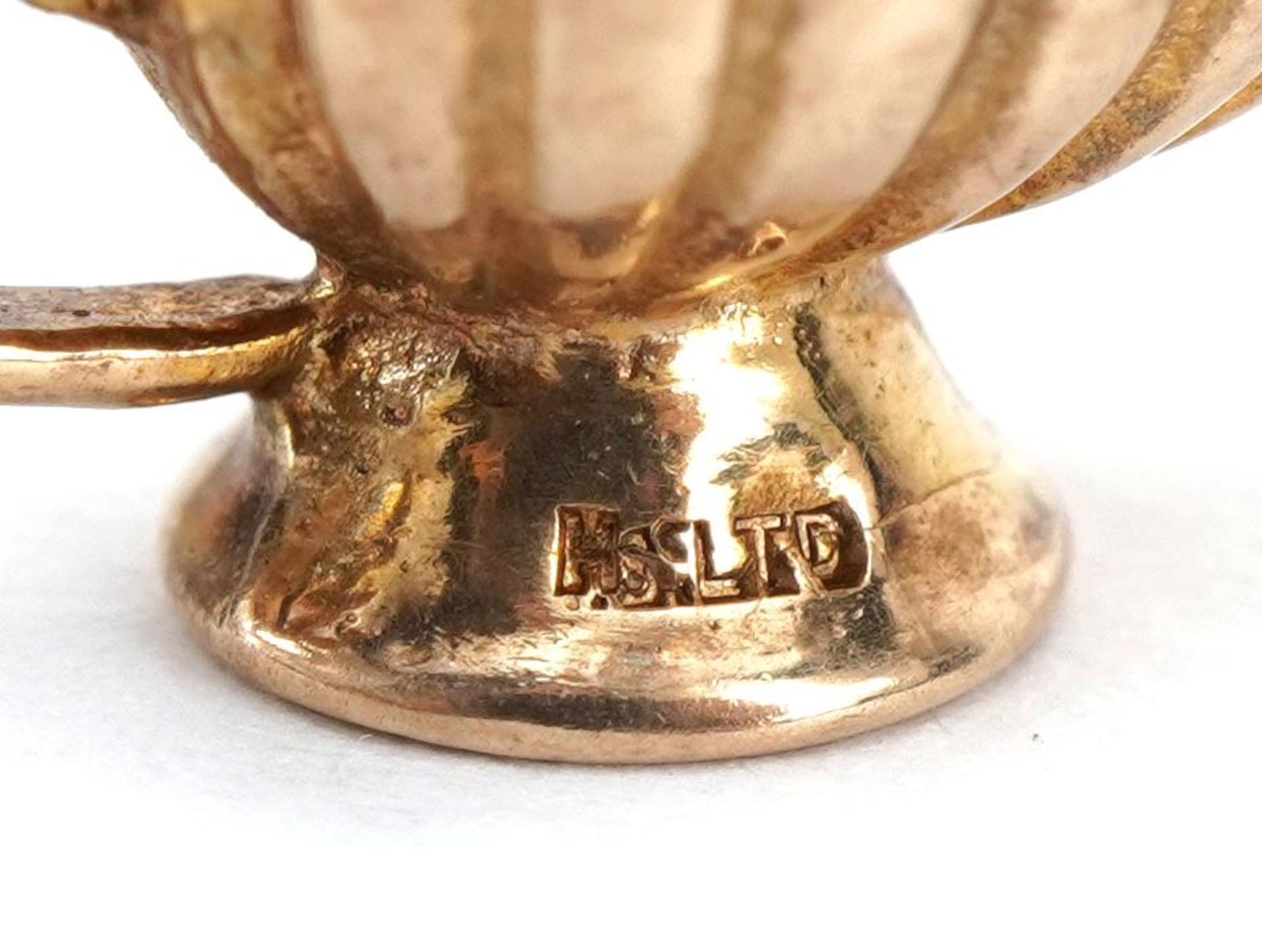 9ct gold genie oil lamp charm opening to reveal a figure, 2.3cm wide, 3.0g - Image 4 of 4