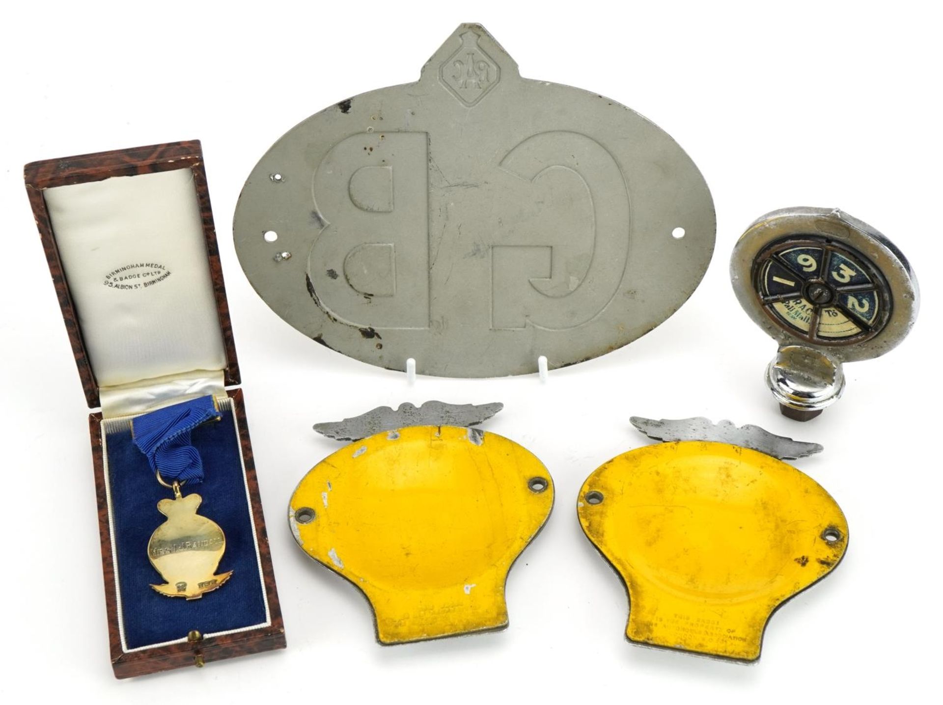 Auto memorabilia comprising a silver gilt The Royal Automobile Club jewel with ribbon and box, two - Bild 4 aus 4