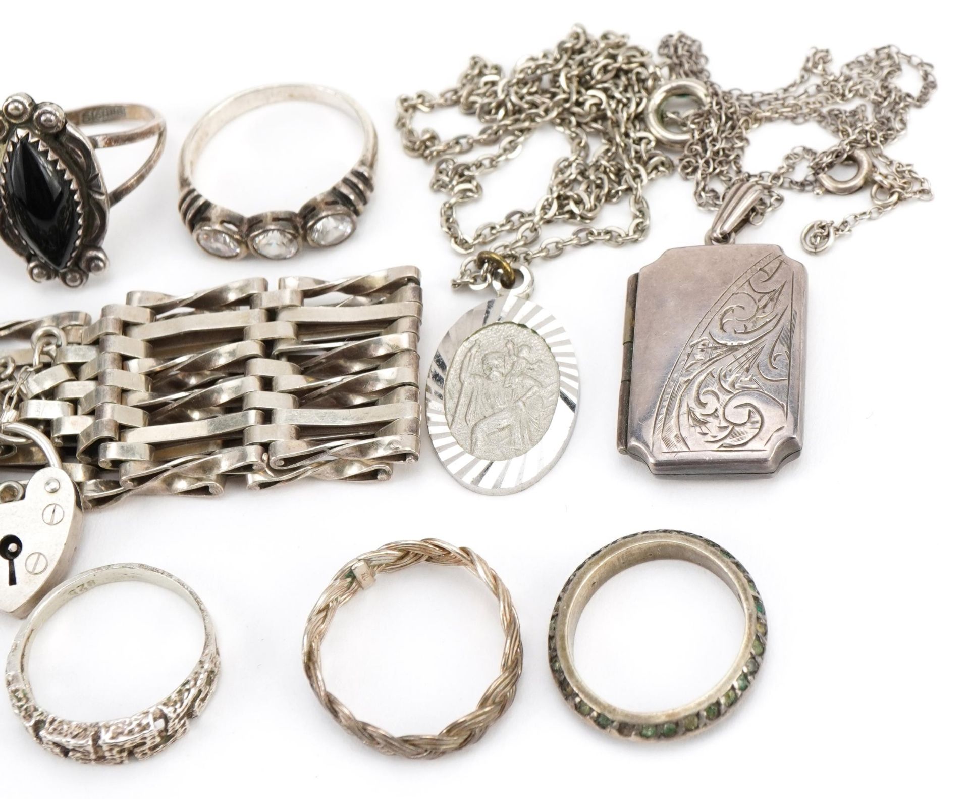 Silver and white metal jewellery including rings, gate link bracelet and rectangular locket with - Bild 3 aus 4