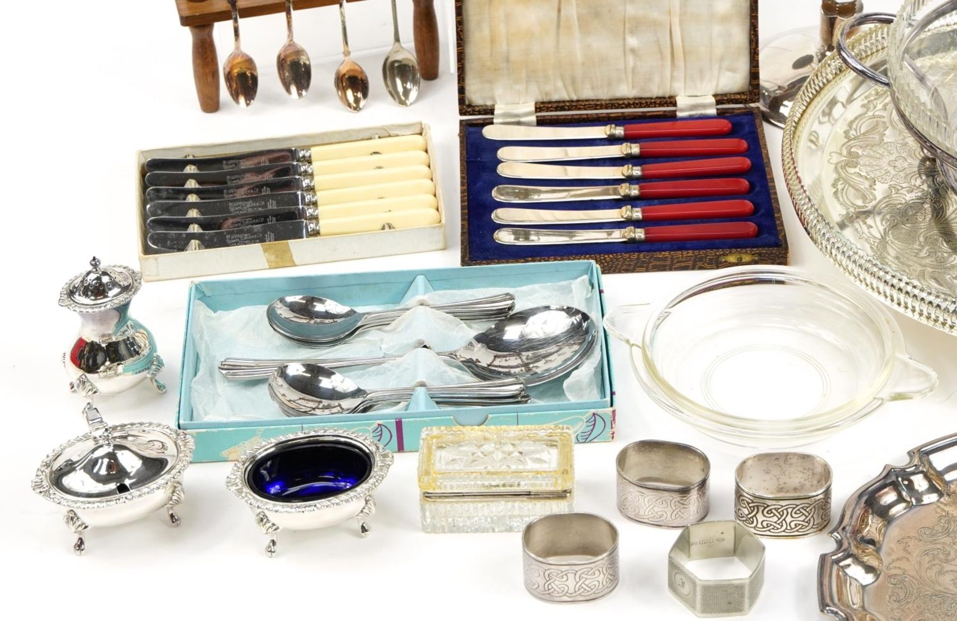 Silver plate including circular four footed salver, souvenir teaspoons on display stands, cruets, - Bild 4 aus 7