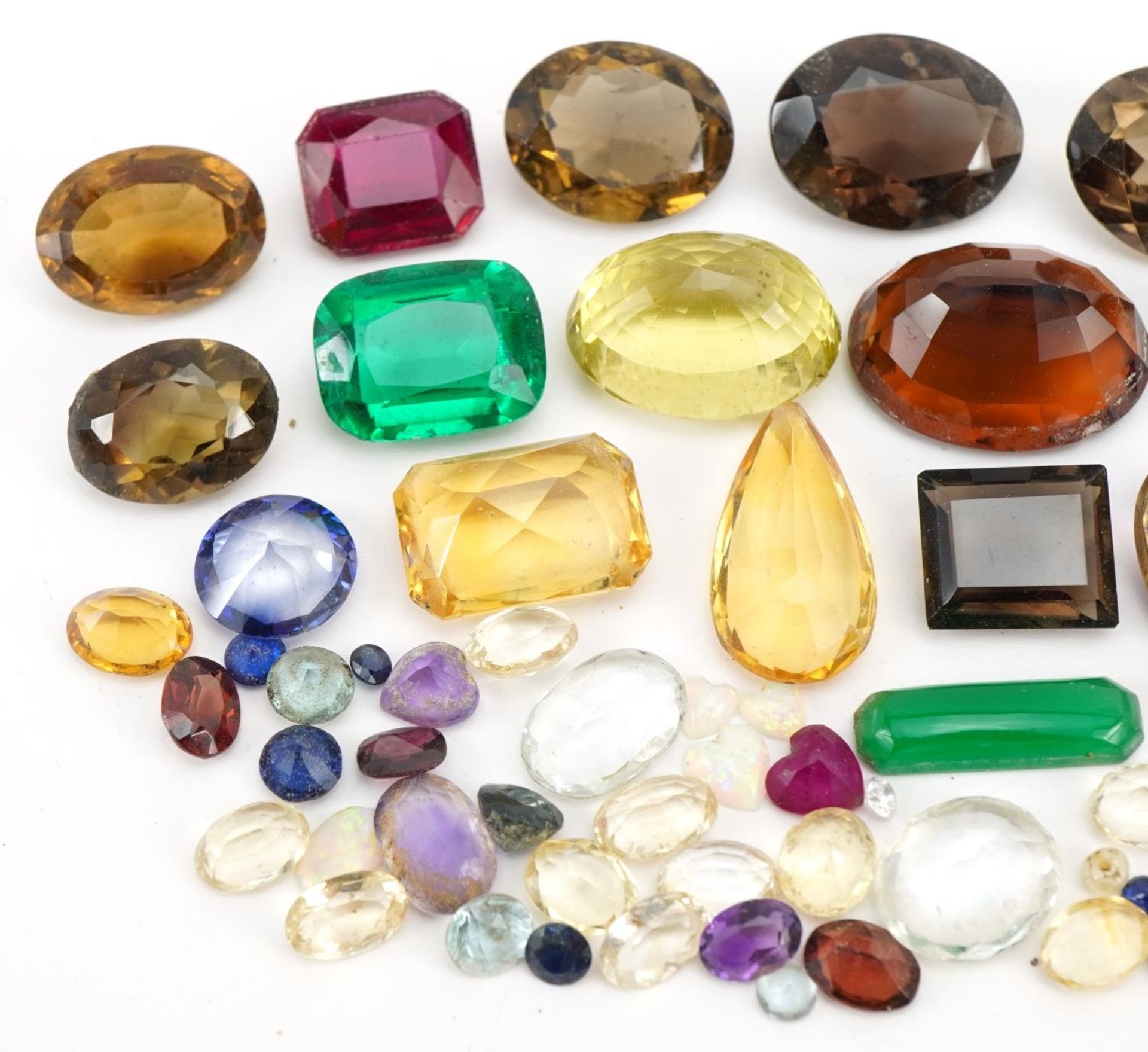 Collection of loose gemstones including amethyst, smoky quartz, citrine and opal love hearts, the - Bild 2 aus 3