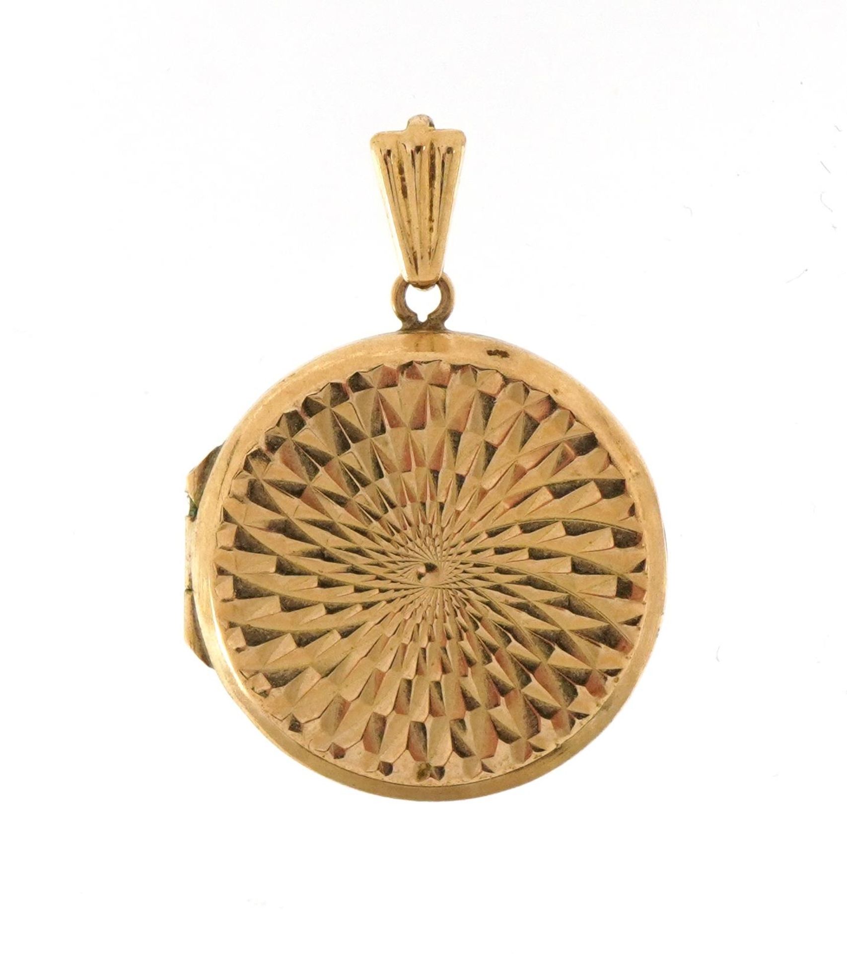 9ct gold circular locket with engine turned decoration, 2.9cm high, 3.7g