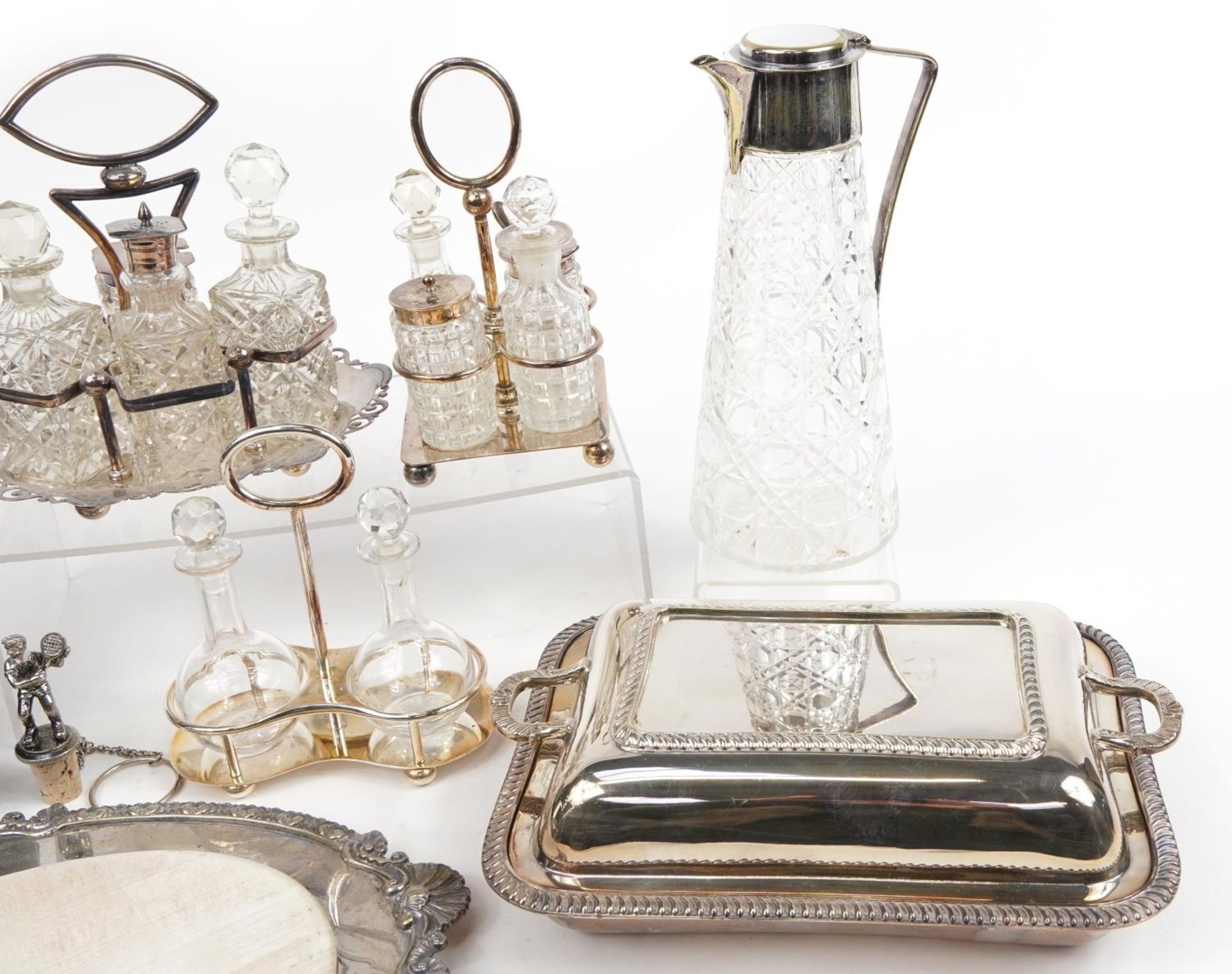 Silver plate and glassware including cruet sets, entree dish with cover and a claret jug, the - Bild 3 aus 5