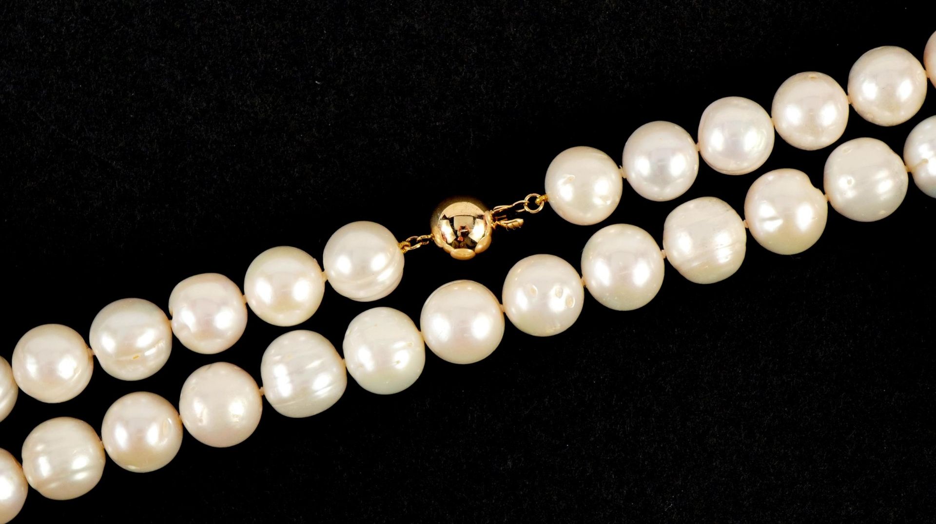 Large freshwater single string pearl necklace with 9ct gold ball clasp, 45cm in length, 86.6g