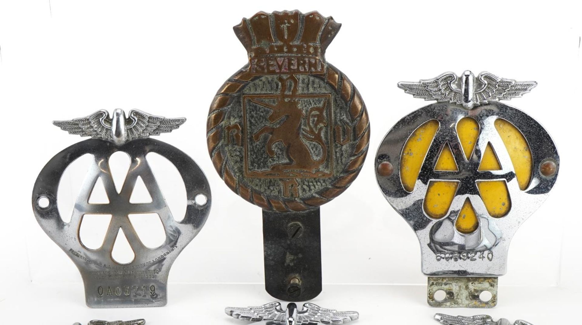 Five vintage and later AA car radiator badges and a bronze Severn car radiator badge, the largest - Bild 2 aus 5