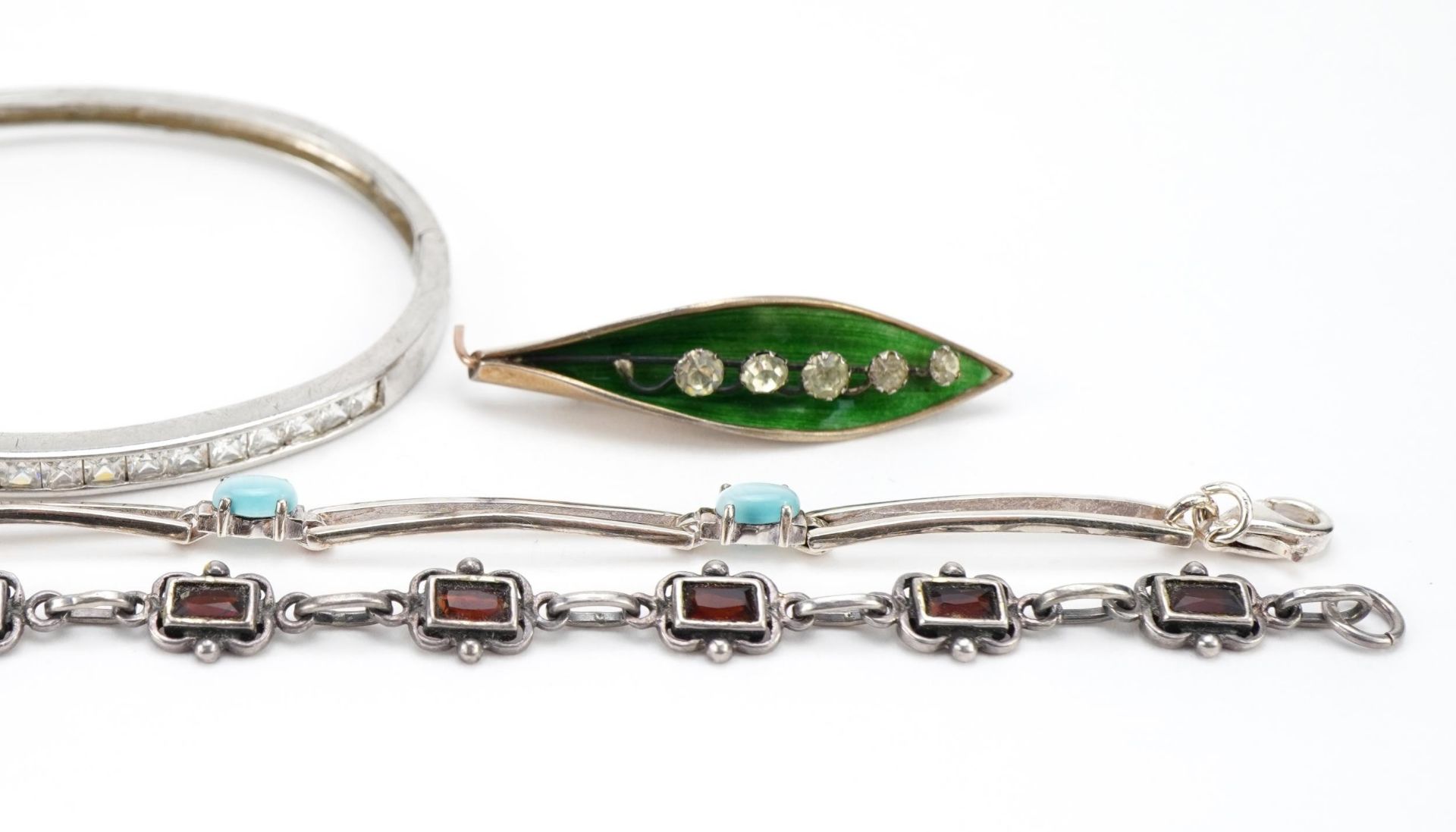 Silver jewellery comprising two gem set bracelets, hinged bangle and pendant set with black stones - Bild 3 aus 5